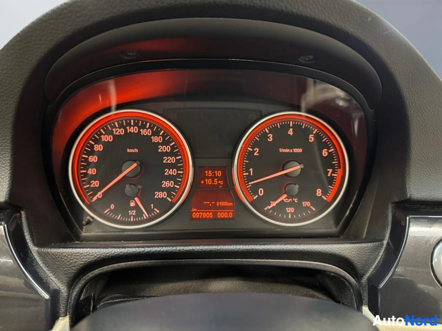 Yksityiskohta: Kojeiston lähikuva: nopeusmittari ja kierrosmittari, matkamittari 097905 km.