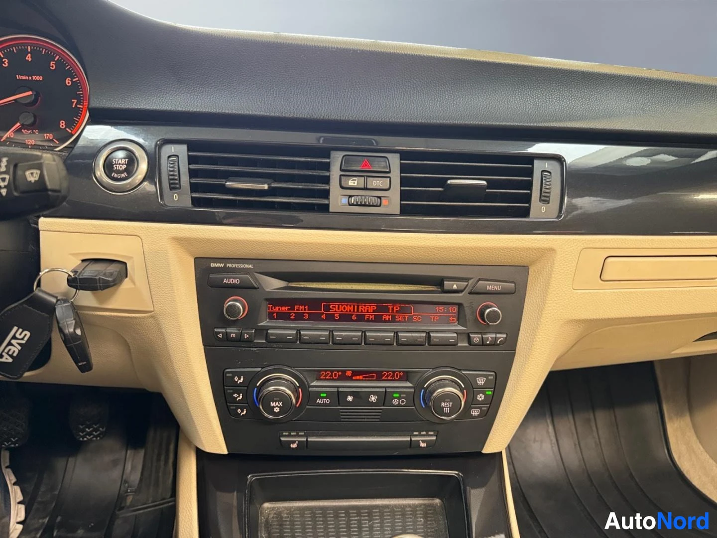 Ohjaamo: Keskikonsolin lähikuva: BMW Professional -radio ja kaksivyöhykeilmastointi.