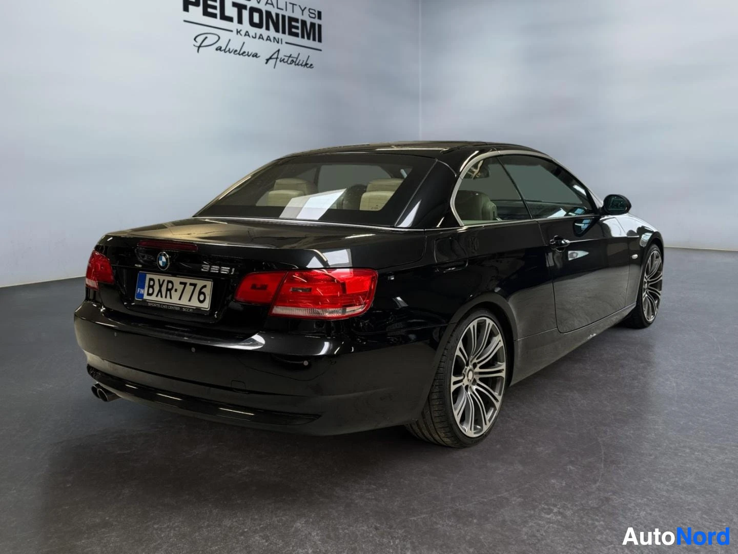 Takaviisto: Musta BMW-avomalli takakulmasta kuvattuna, rekisteritunnuksella.