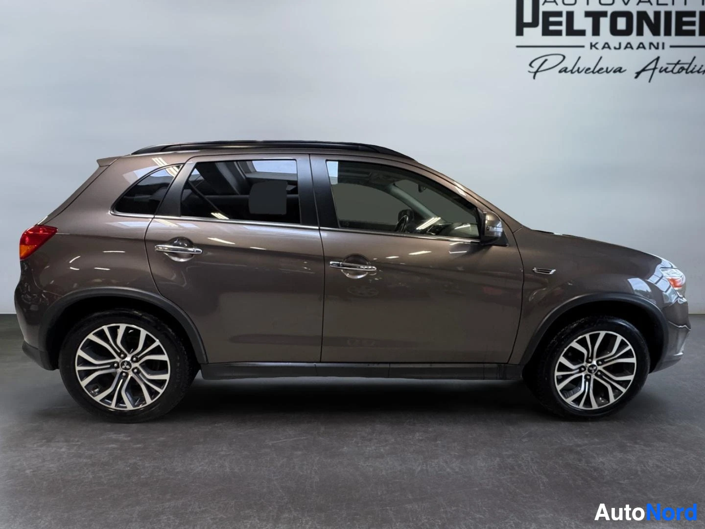 Sivulta: Mitsubishi ASX sivulta vasemmalta, kattokaiteet ja kevytmetallivanteet näkyvät.
