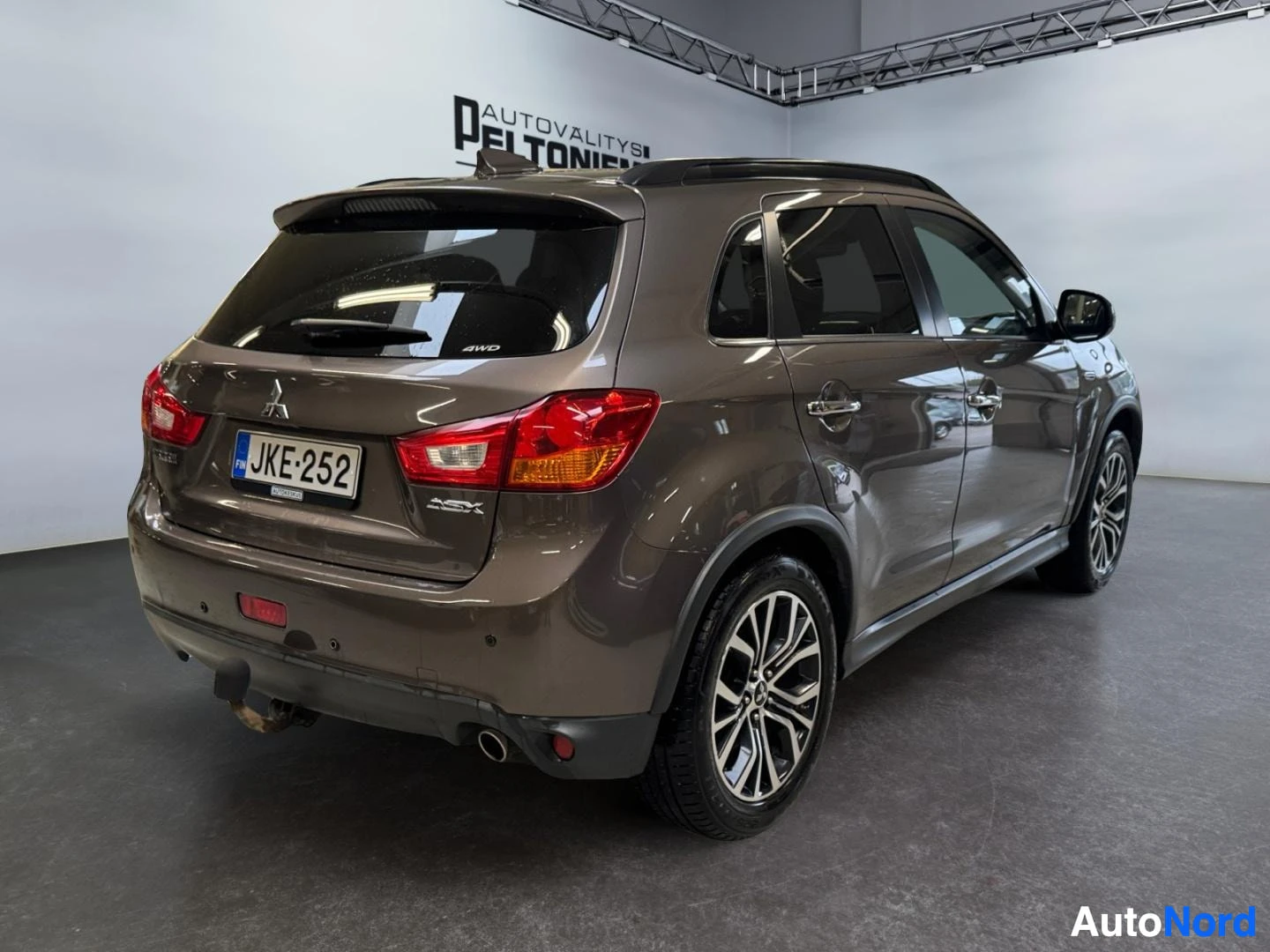 Takaviisto: Mitsubishi ASX takaviistolta vasemmalta, takana ja 4WD-merkintä.