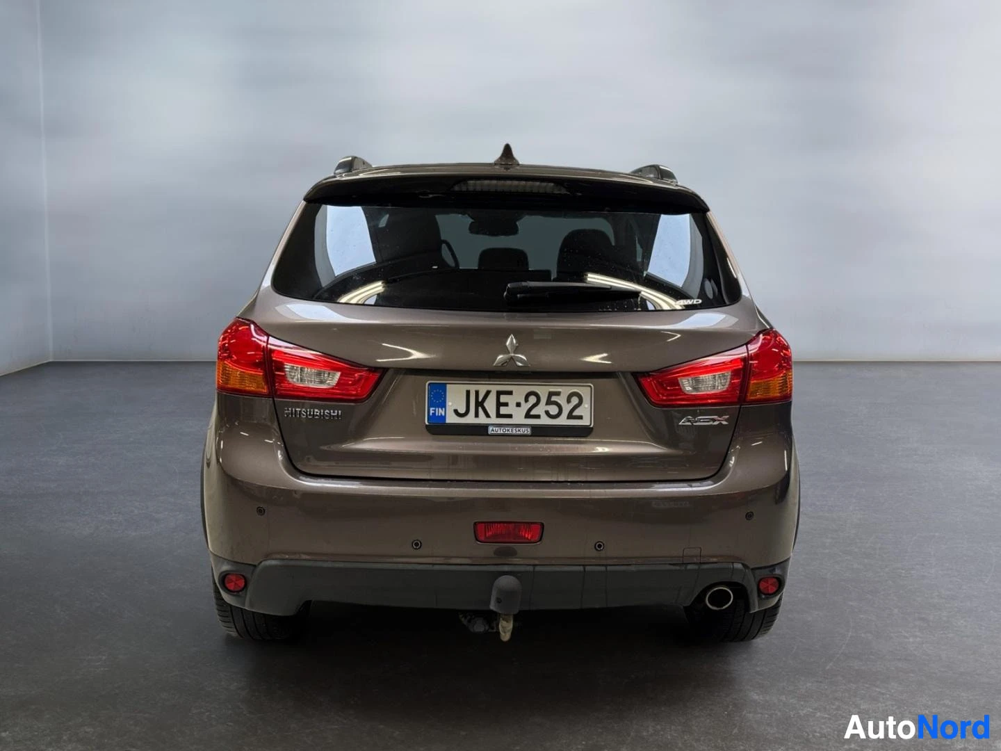 Takaa: Mitsubishi ASX suoraan takaa, rekisteritunnus ja ASX-merkintä.