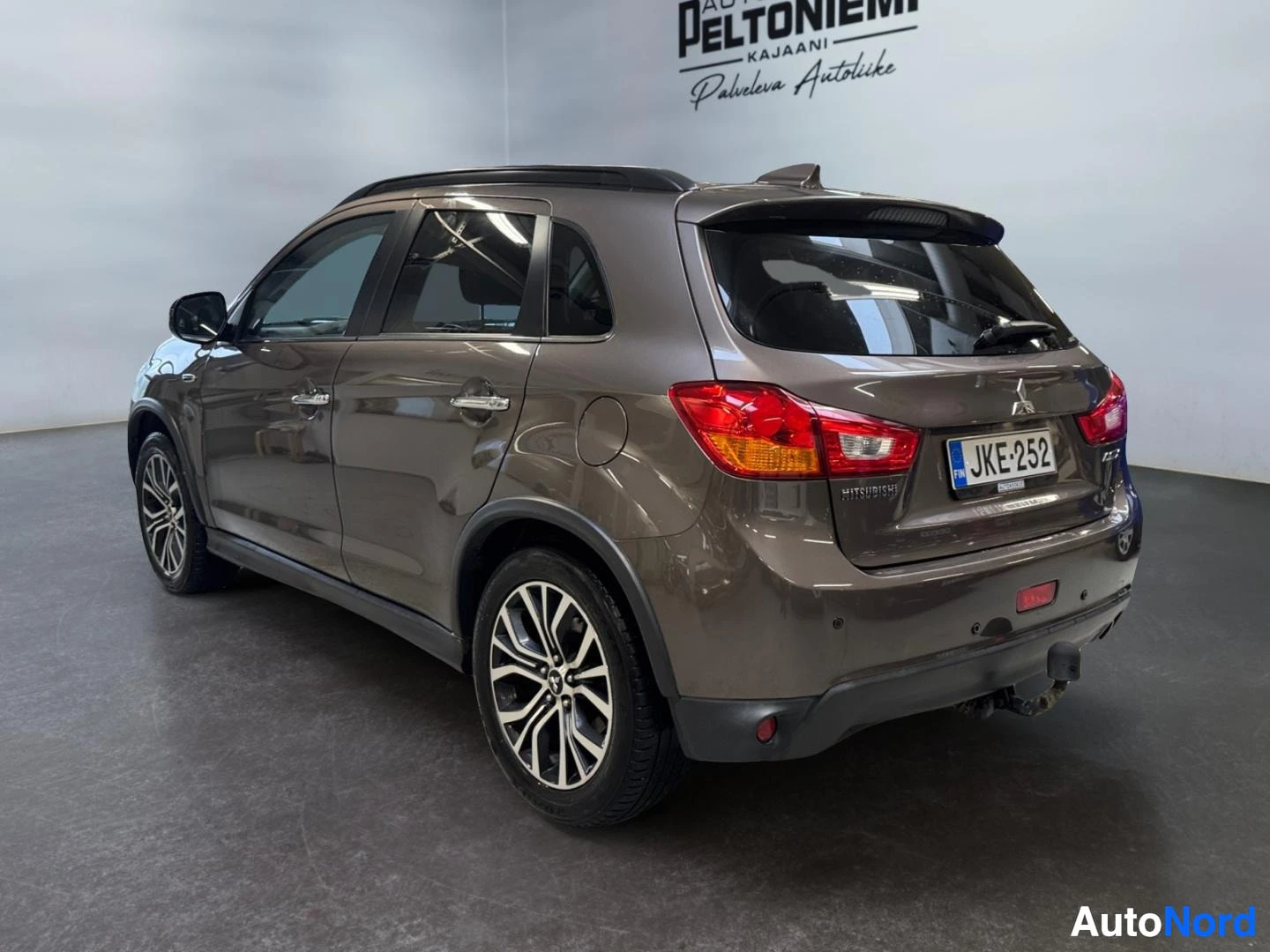 Takaviisto: Mitsubishi ASX:n takakulmanäkyvyyden takaa; rekisteritunnus, ruskea koriväri ja kattokaiteet.
