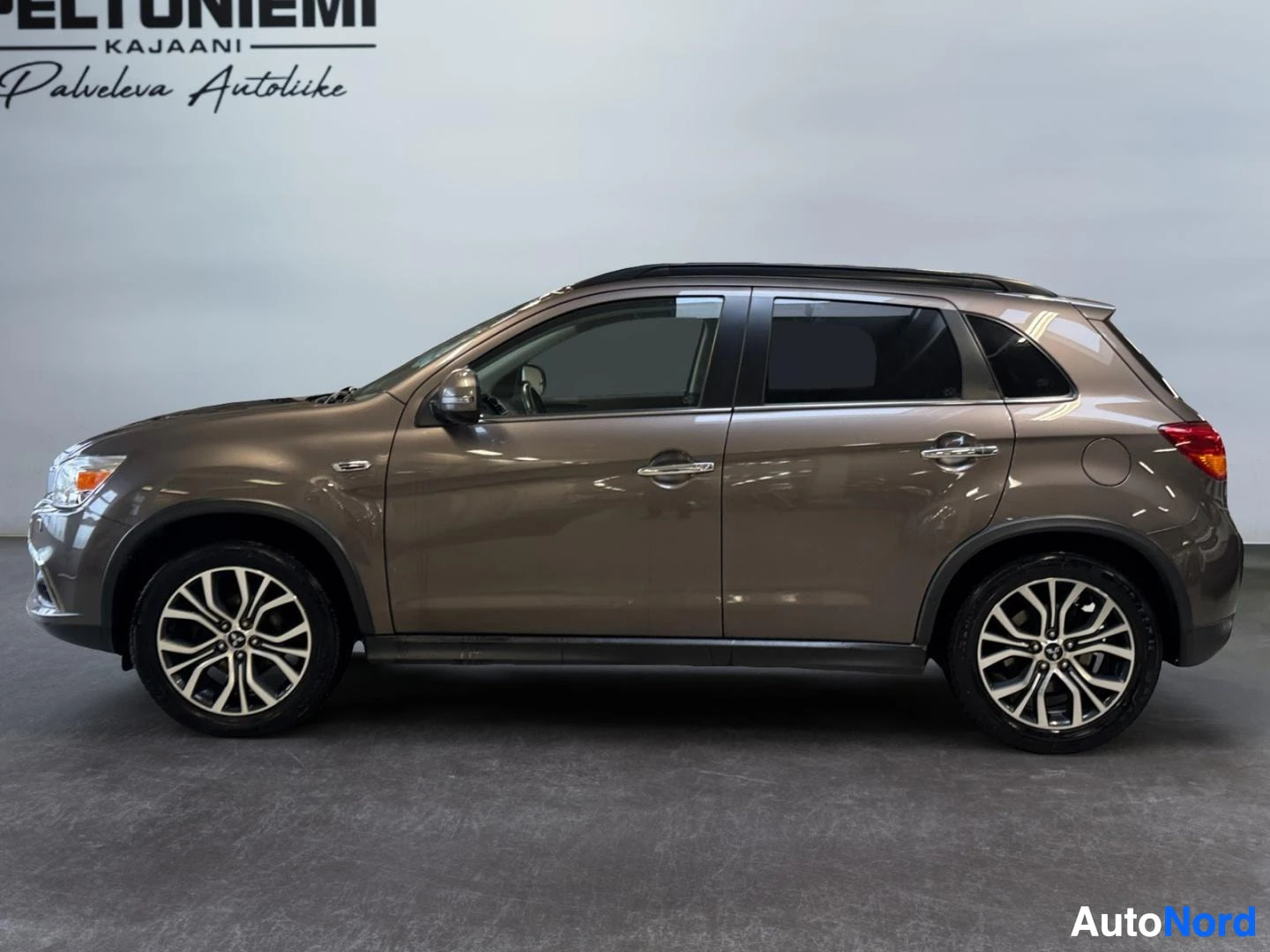 Sivulta: Mitsubishi ASX:n sivuprofiili; ruskea runko, kattokaiteet ja viisisakaraiset kevytmetallivanteet.