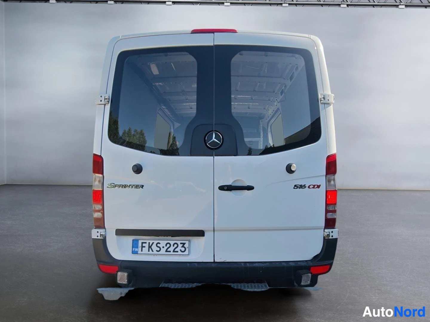 Takaa: Valkoisen Mercedes-Benz Sprinter 516 CDI:n perä suoraan takaa, rekisterikilpi.