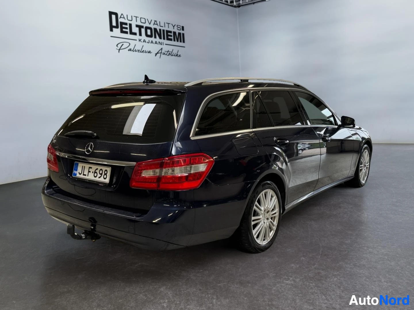 Takaviisto: Mercedes-Benzfarmari takakulmasta vasemmalta, tummansininen korimalli studiosta.
