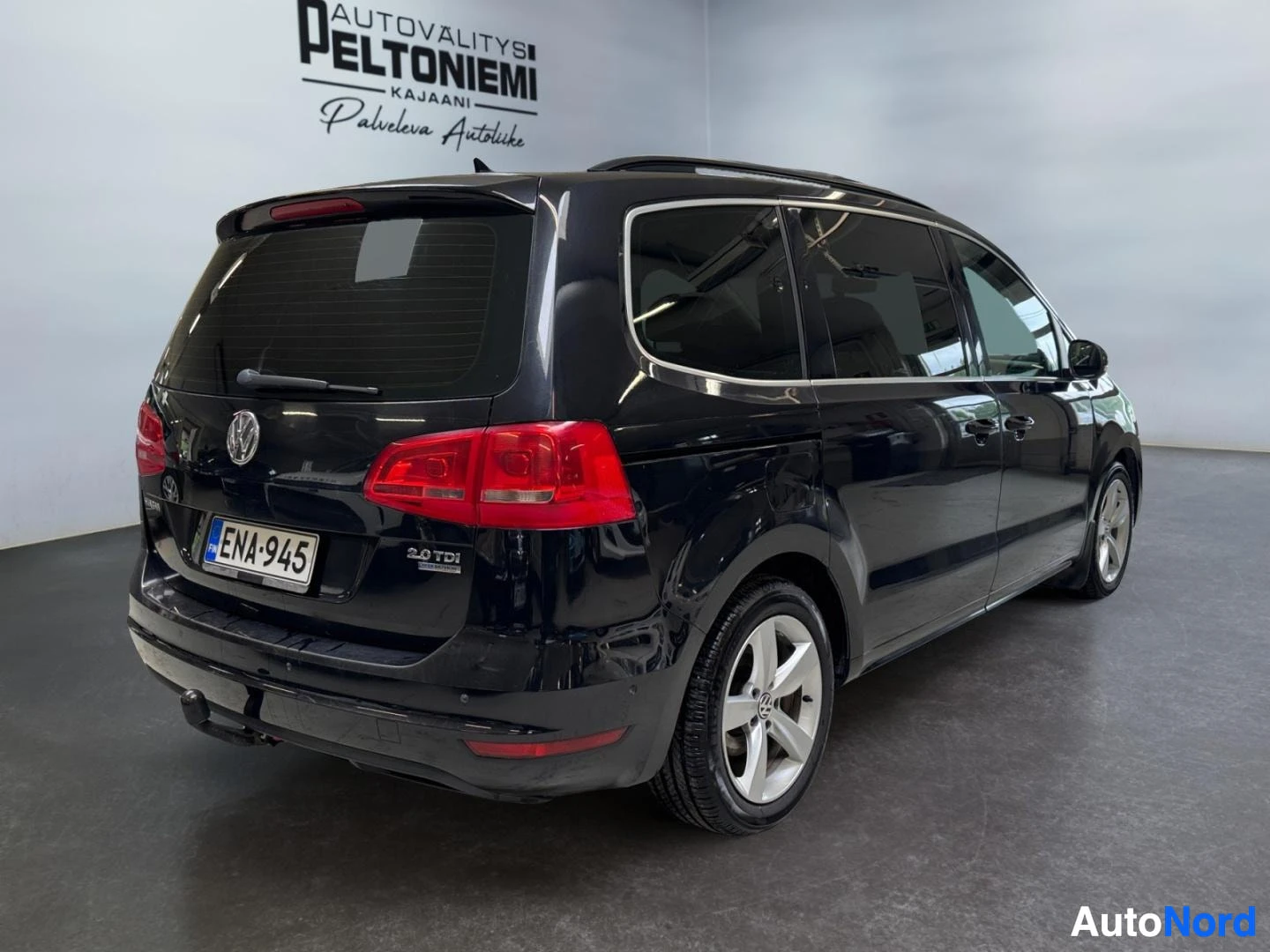 Takaviisto: Mustan Volkswagen Sharanin takakolmannes, perävaunu ja 2.0 TDI -merkintä näkyvissä.