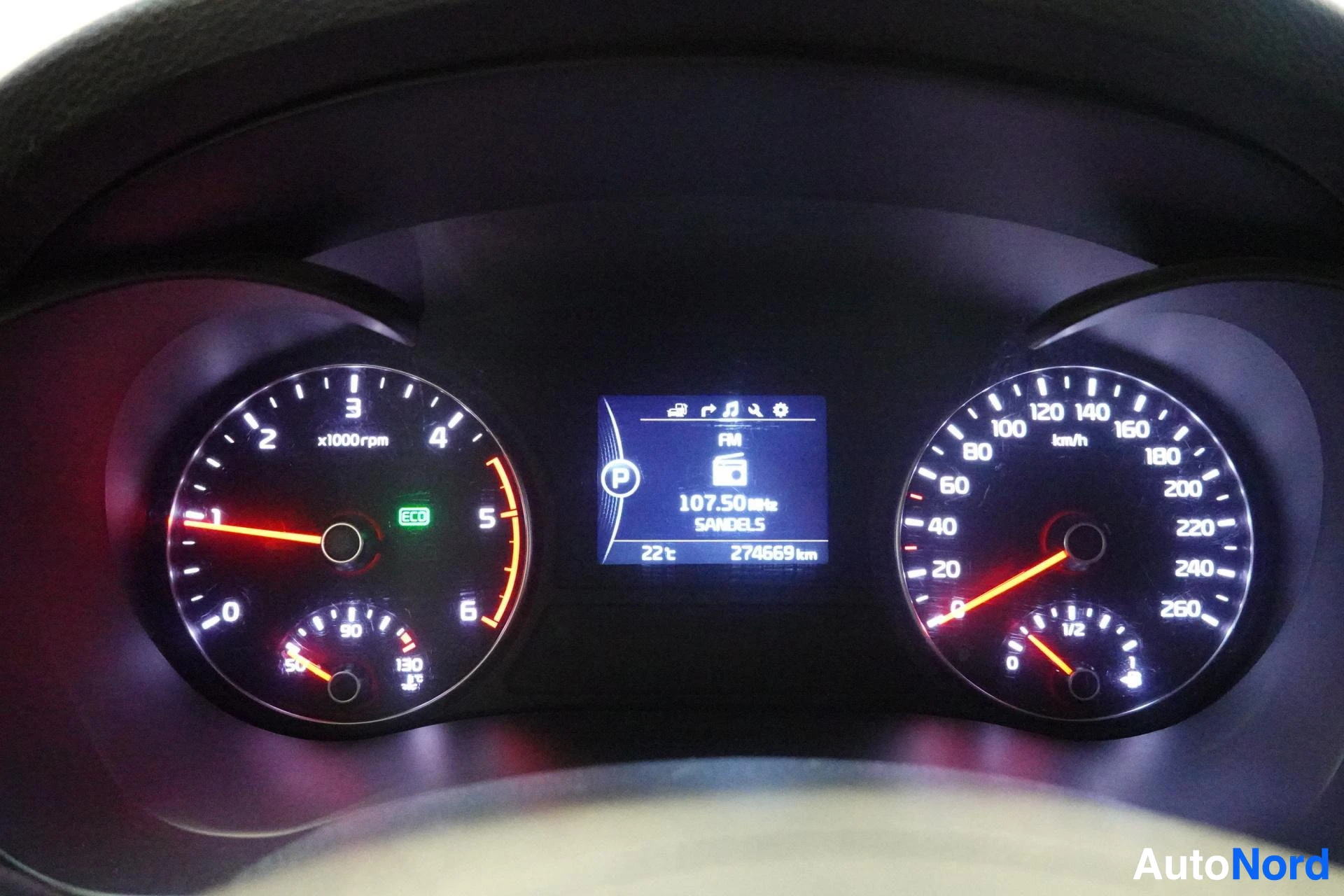 Muu: Mittaristo lähikuvassa: kierroslukumittari, nopeusmittari ja näyttö, jossa lukee 274669 km.