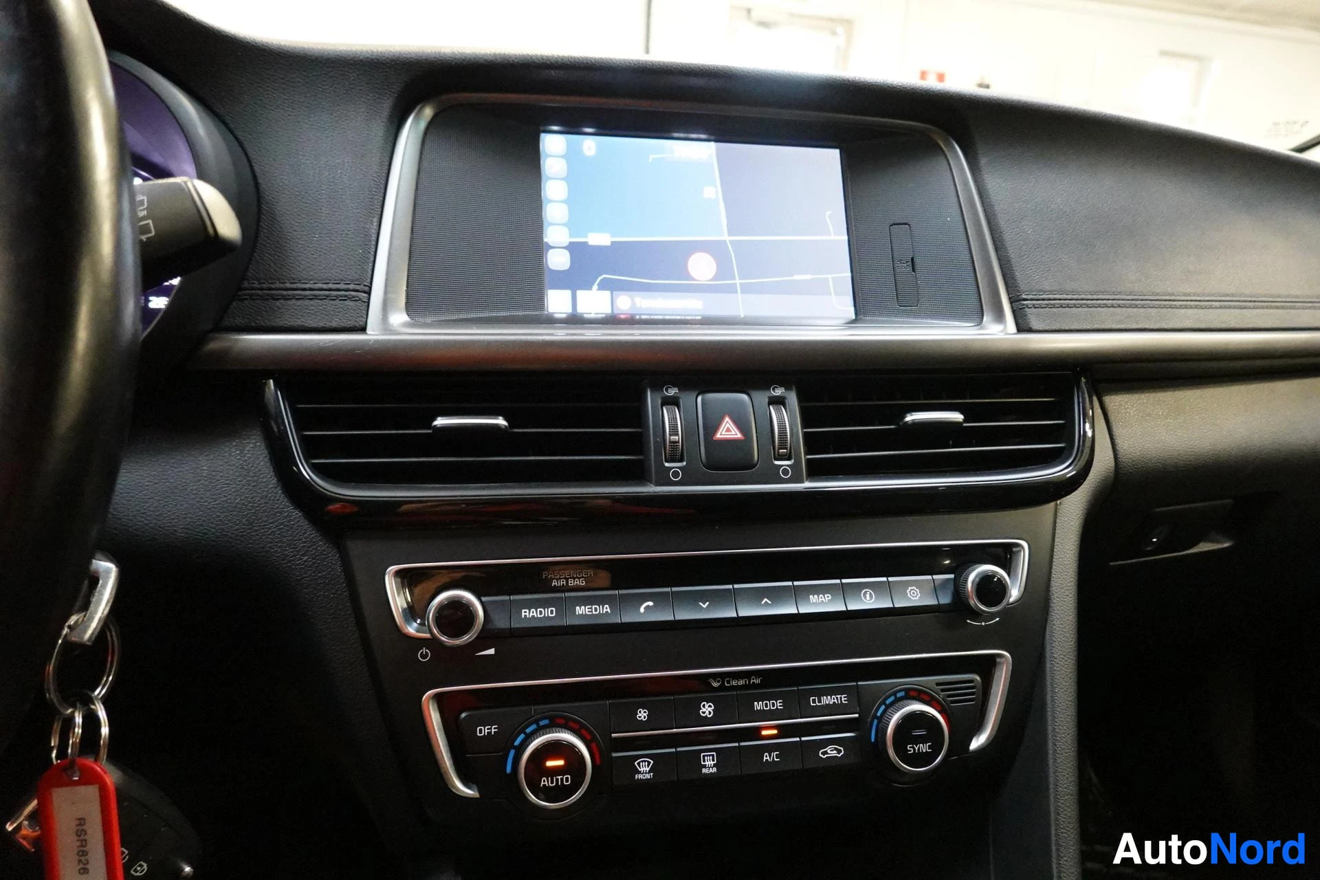 Muu: Keskikonsolin Radio/Media-paneeli, ilmastointisäätimet AUTO- ja SYNC-napeilla sekä karttanäyttö.