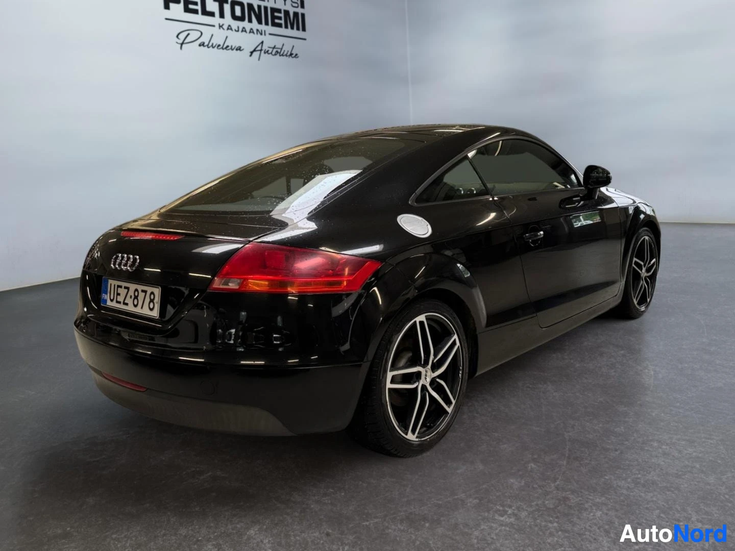 Takaviisto: Audi TT Coupé mustana takaviistosta, perää ja kylkeä näkyy.