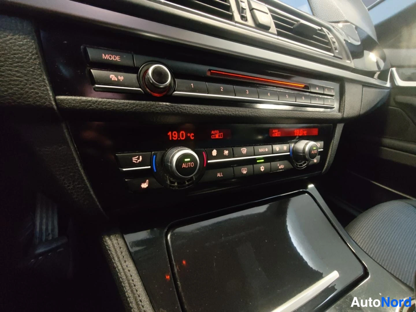Muu: Lähikuva radio- ja ilmastointipaneelista, jonka näytöissä lukee 19.0 °C ja AUTO.