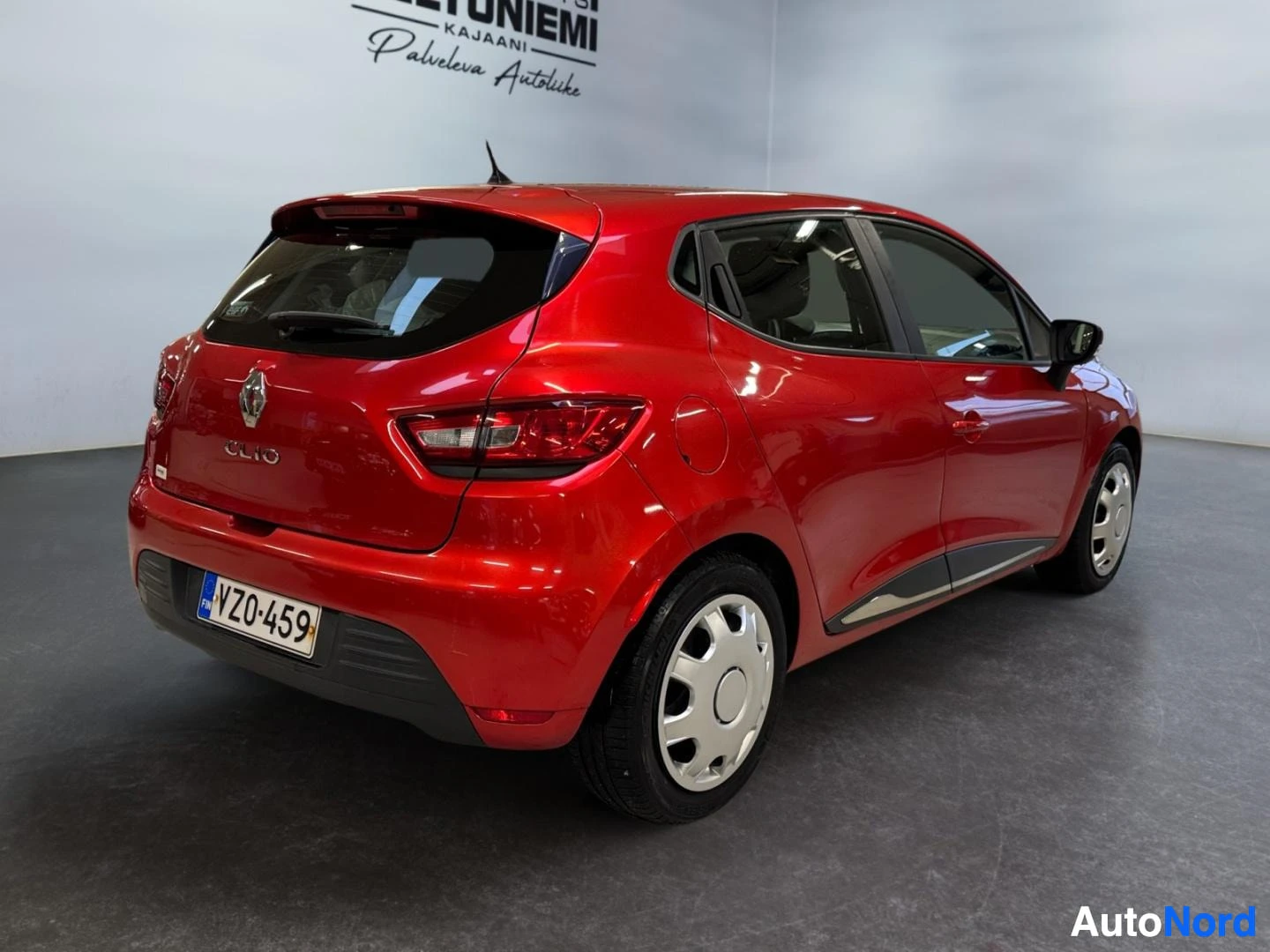 Takaviisto: Punaisen Renault Clion takakolmannes, rekisterikilpi.