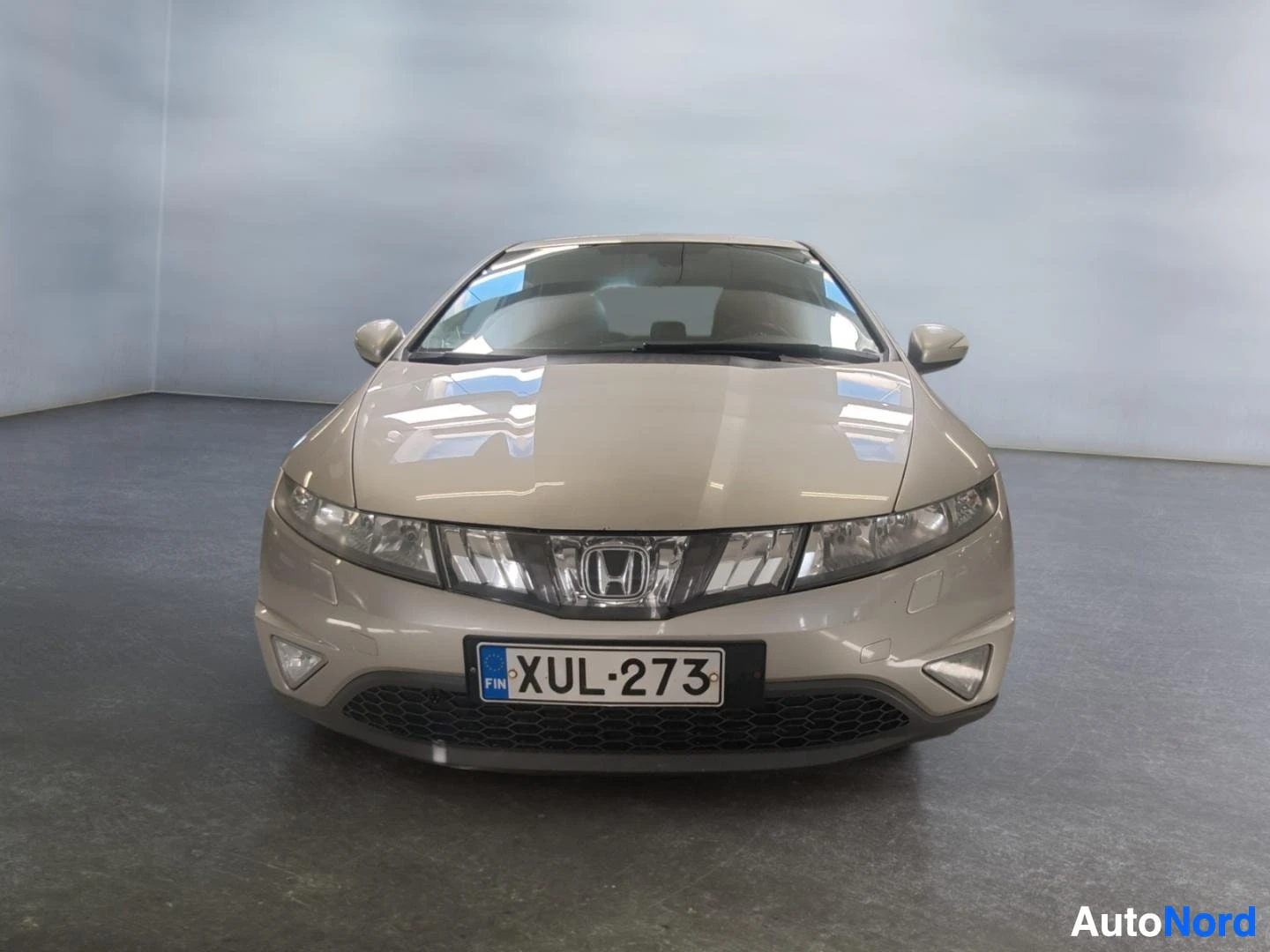 Edestä: Honda Civic Viistoperä suoraan edestä kuvattuna, Honda-merkki keskellä etusäleikköä ja rekisterikilpi.
