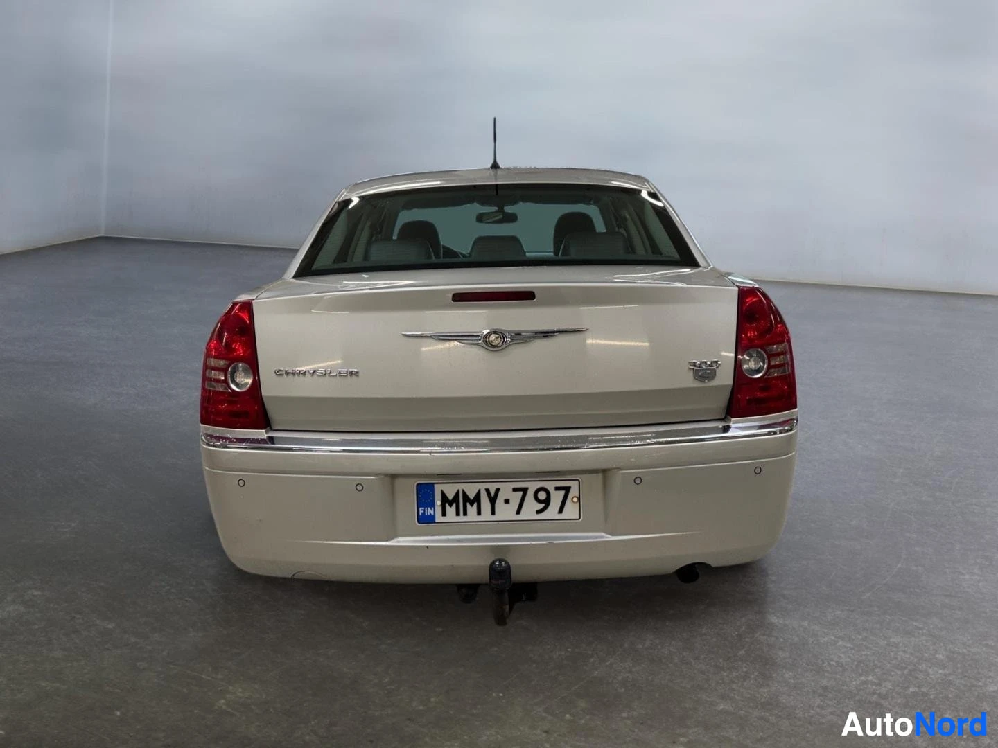 Takaa: Chrysler 300C -sedan suora takaotsikko, vaaleanbeige/kulta värinä, rekisteritunnus.