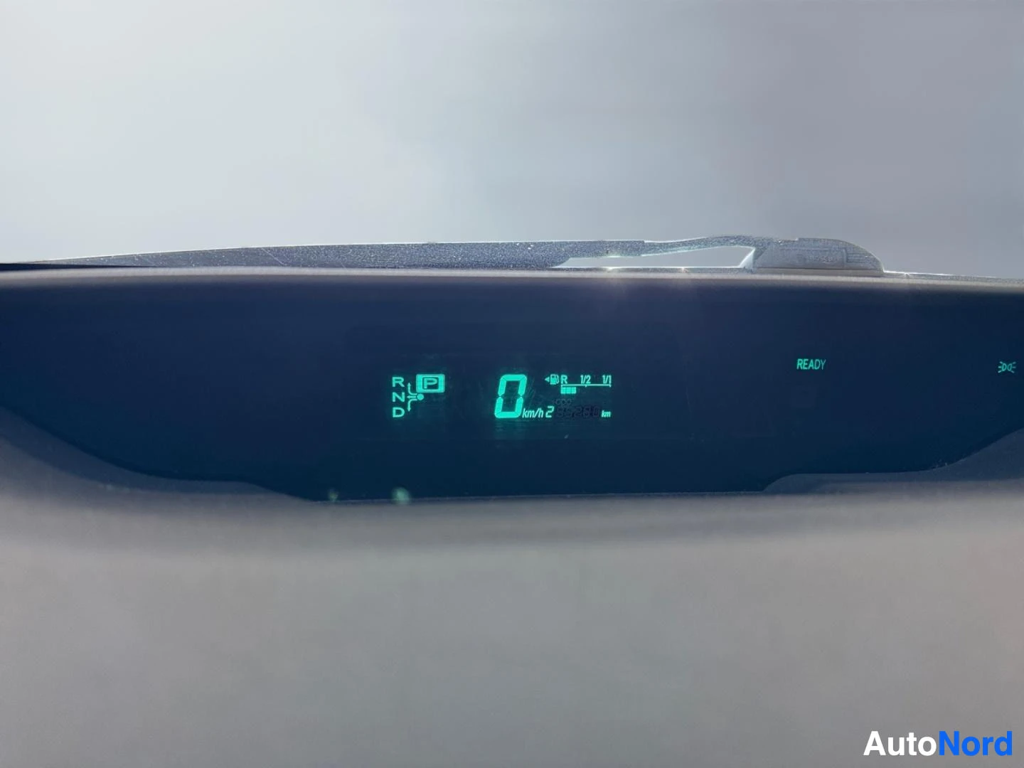 Muu: Ylhäältä sijaitseva digitaalinen mittaristo näyttää vaihteen P, nollanopeutta (0 km/h) ja READY-merkintää.