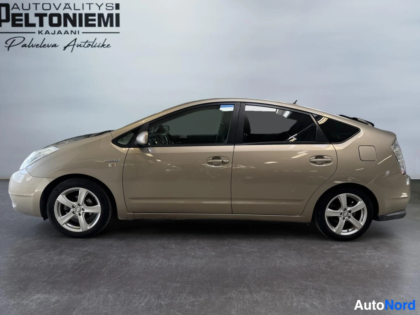Sivulta: Toyota Prius sivulta vasemmalta katsottuna