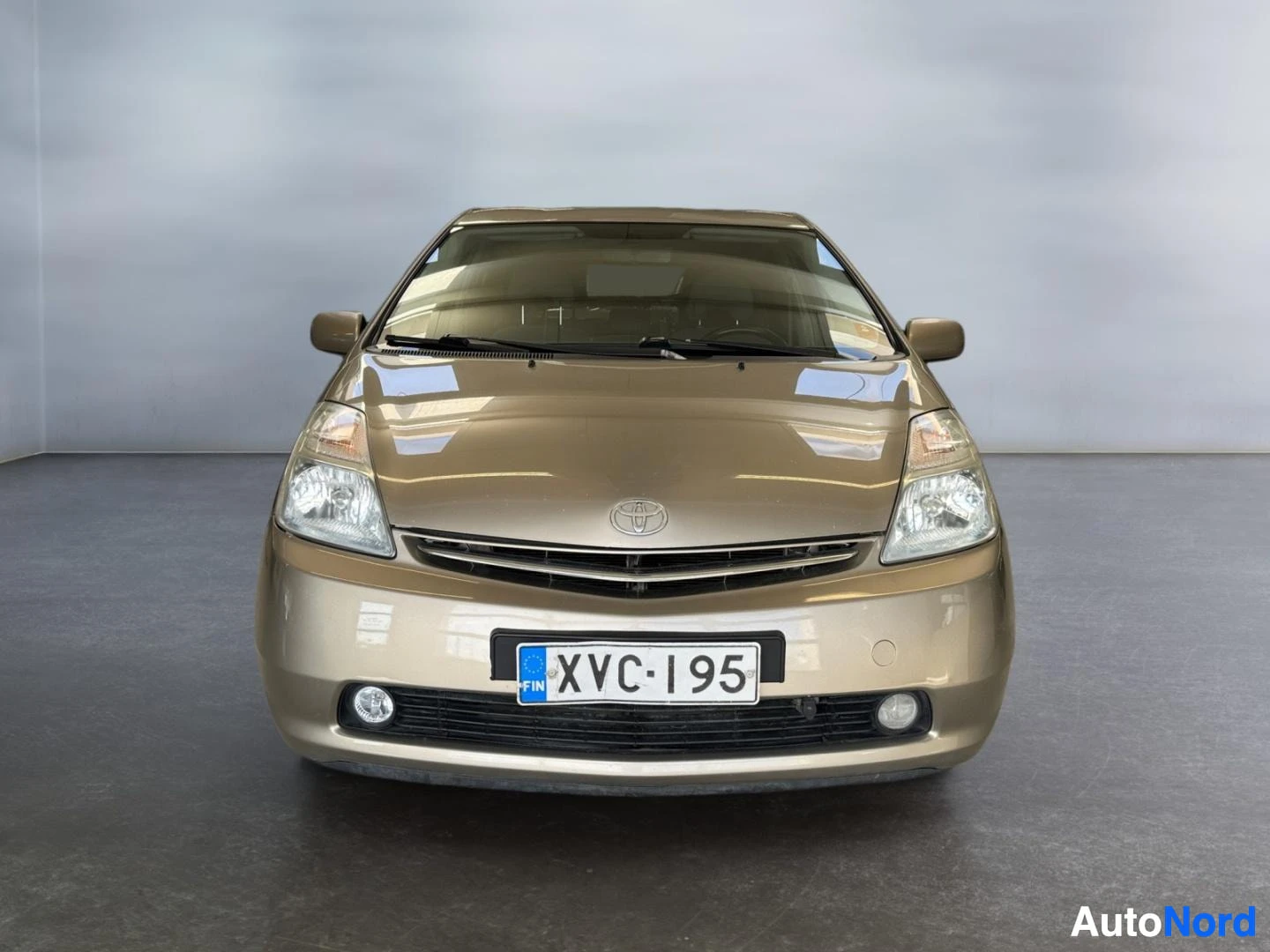 Edestä: Toyota Prius suoraan edestäpäin; rekisterikilpi