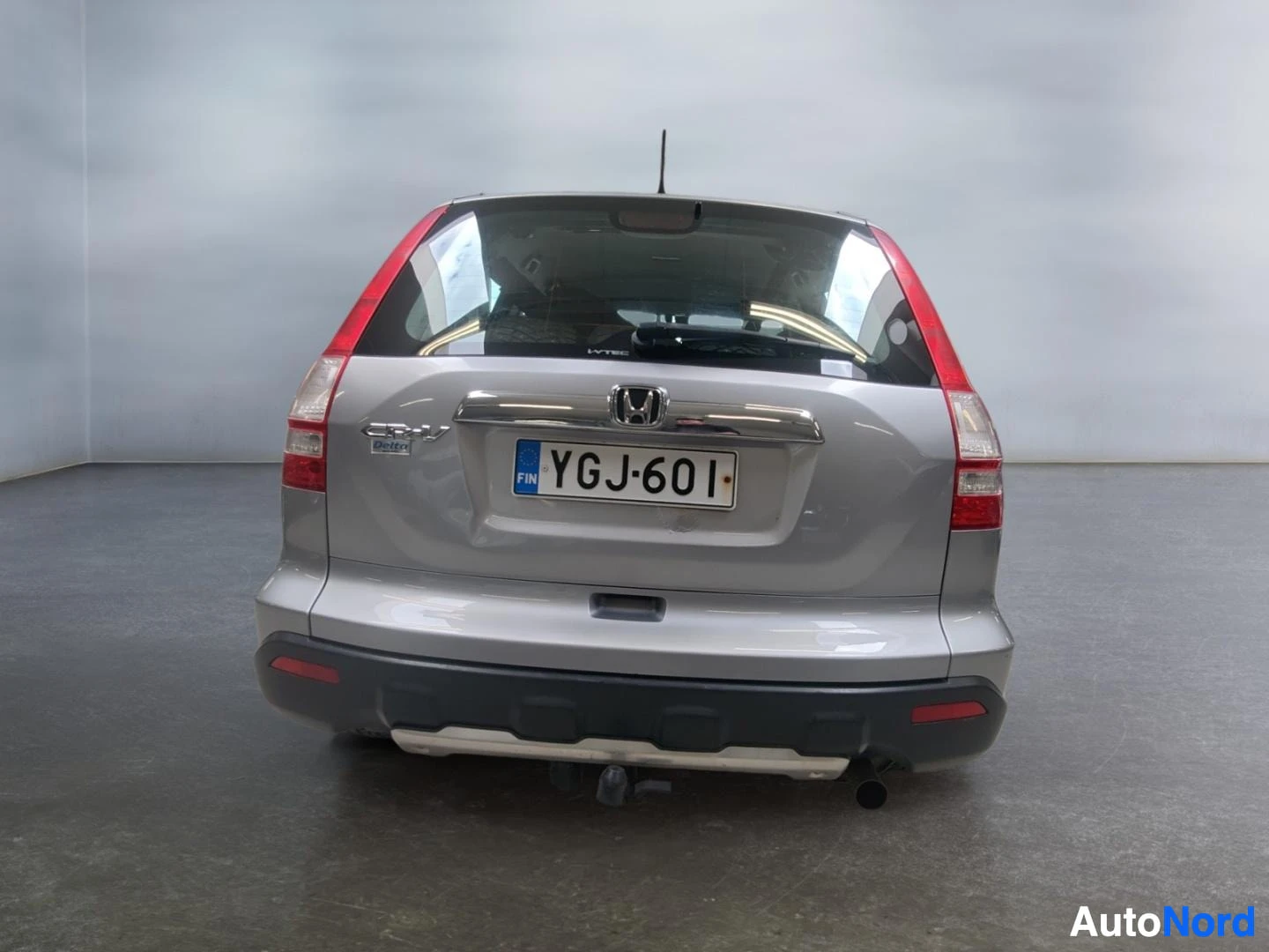Takaa: Hopea Honda CR-V:n takaosa suoraan takaa, rekisterikilpi, takavilkut ja luukkukahva näkyvissä.