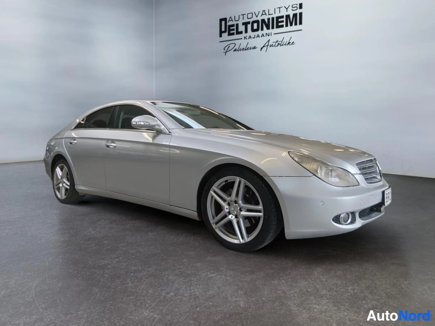 Etuviisto, nokka oikealle: Hopeinen Mercedes-Benz CLS -mallin etukulmakuva sisätiloissa