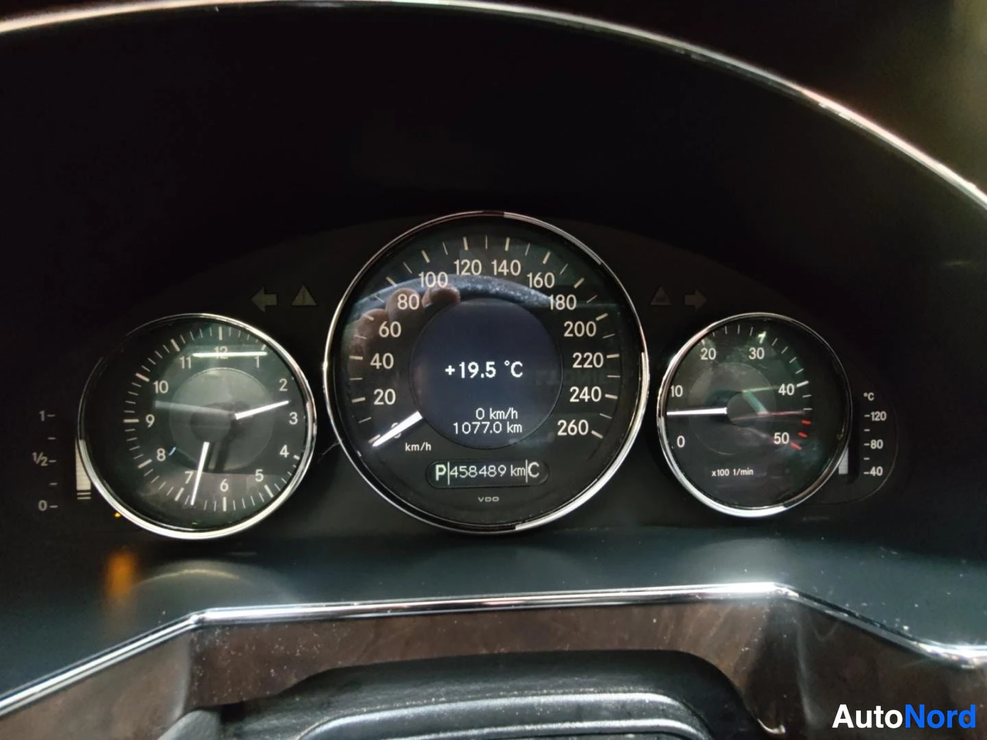Muu: Mittaristö, jonka näytössä lukemat 458489 km ja 1077.0 km sekä lämpötila +19,5 °C.
