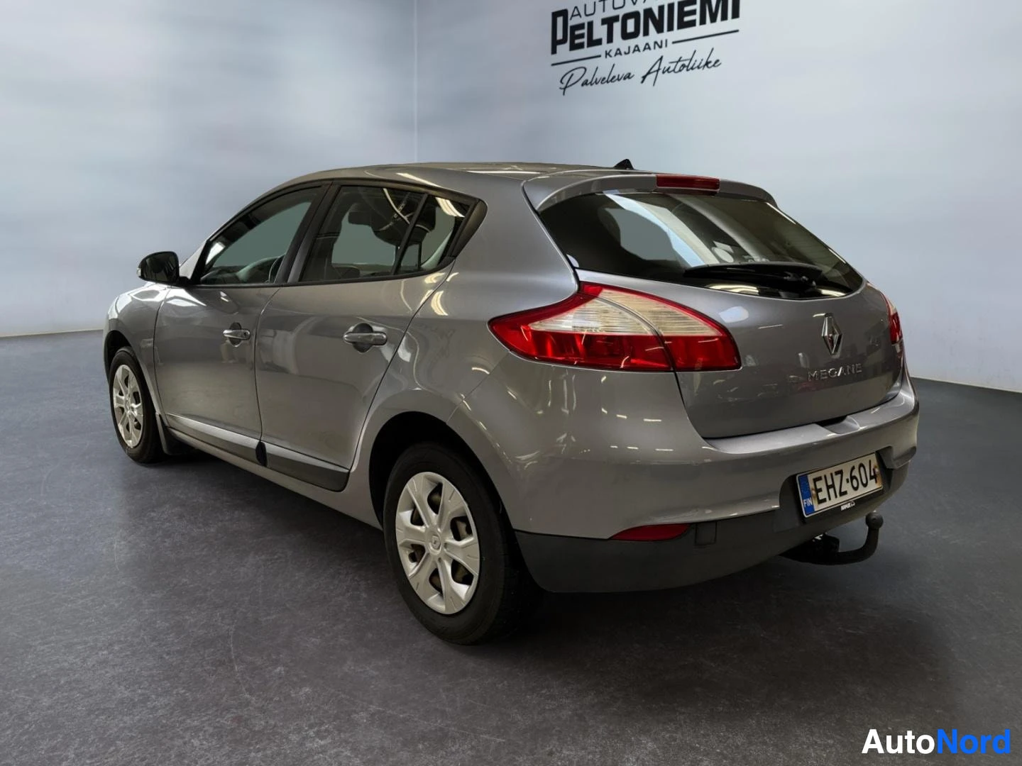 Takaviisto: Renault Megane -viistoperä takaa oikealta, hopeanharmaa, rekisteritunnus, irrotettava vetokoukku