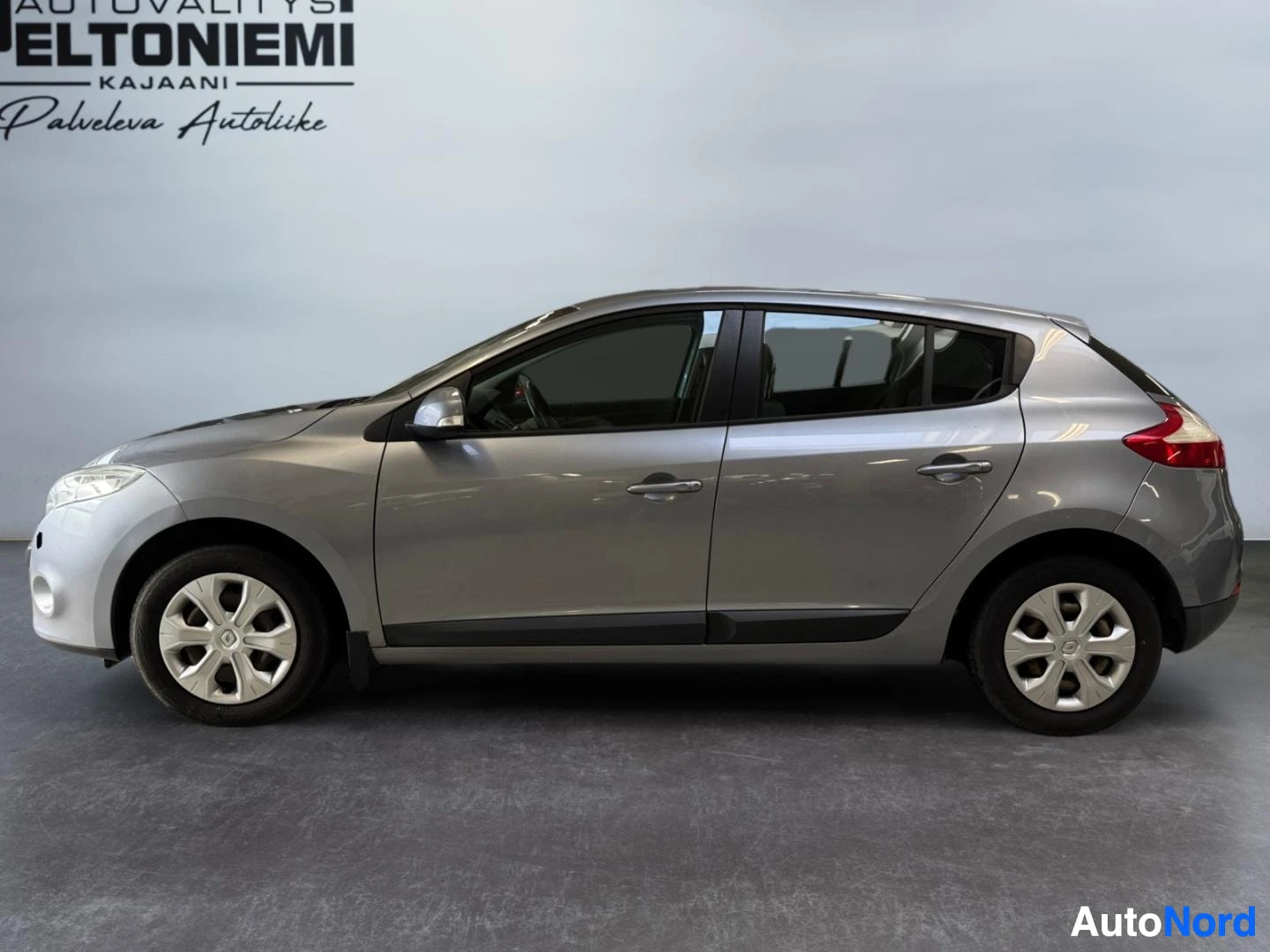 Sivulta: Renault Megane -viistoperä sivulta vasemmalta, hopeanharmaa viisiovinen