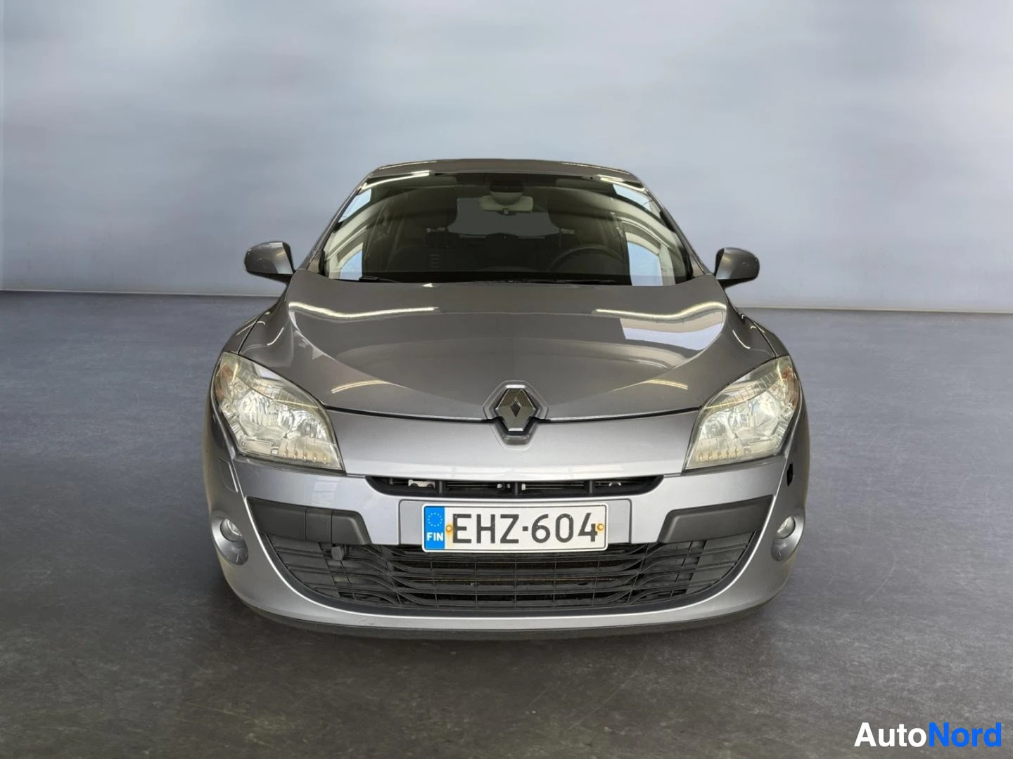 Edestä: Renault Megane -viistoperä suoraan edestä, hopeanharmaa, rekisteritunnus