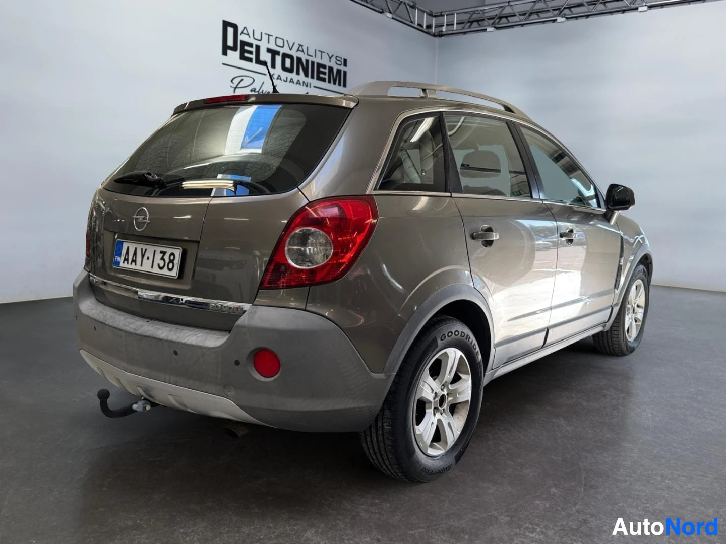 Takaviisto: Opel Antaran takakulma vasemmalta, rekisterikilpi ja vetokoukku näkyvät.
