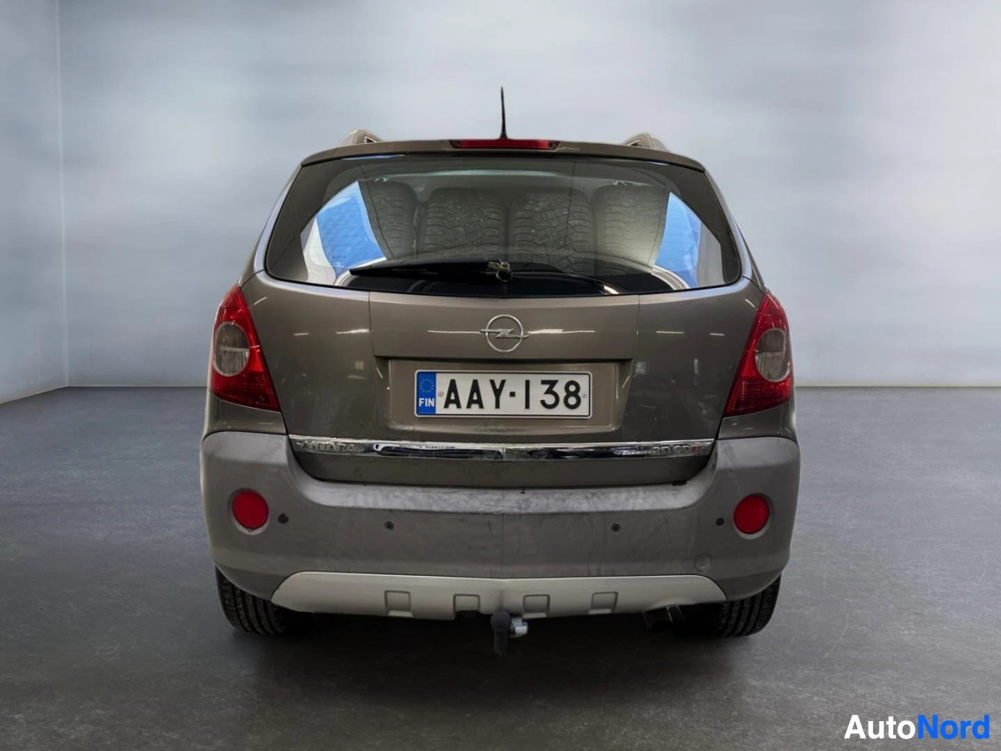 Takaa: Opel Antaran takaosa suoraan takaa, -kilpi ja vetokoukku.