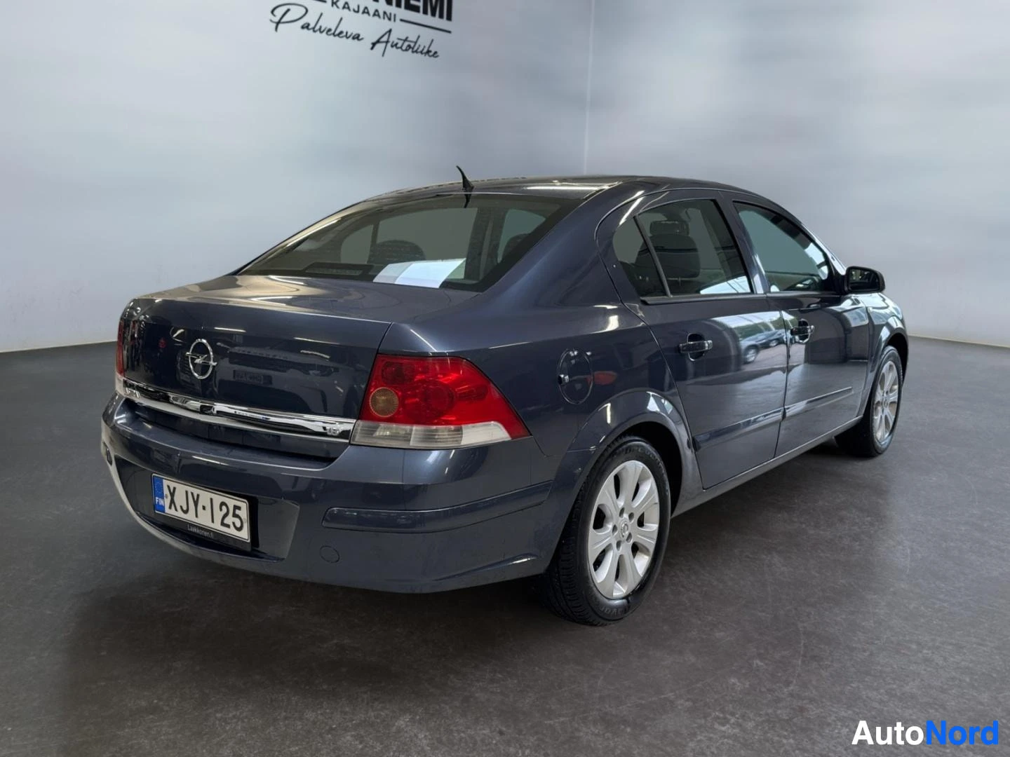 Takaviisto: Opel Astra -henkilöauto takakulmakuva, rekisterikilpi.