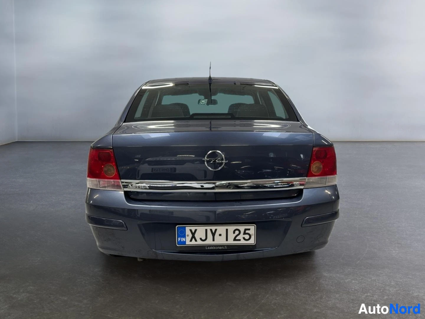 Takaa: Opel Astra -henkilöauton perä suoraan takaa, rekisterikilpi, takapuskurin teksti Laakkonen.fi.
