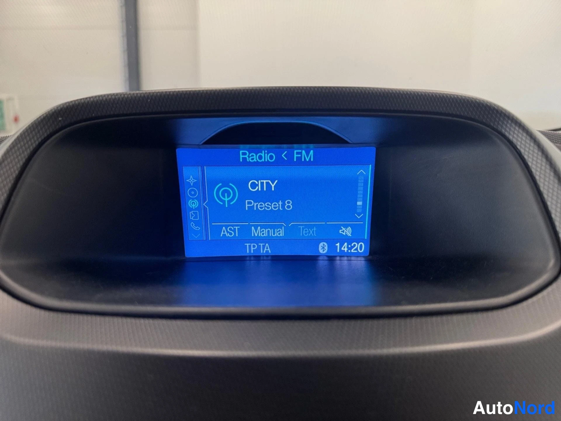Muu: Radion näyttö Radio < FM, kanava CITY Preset 8, kello 14:20, Bluetooth-ikoni näkyvissä.