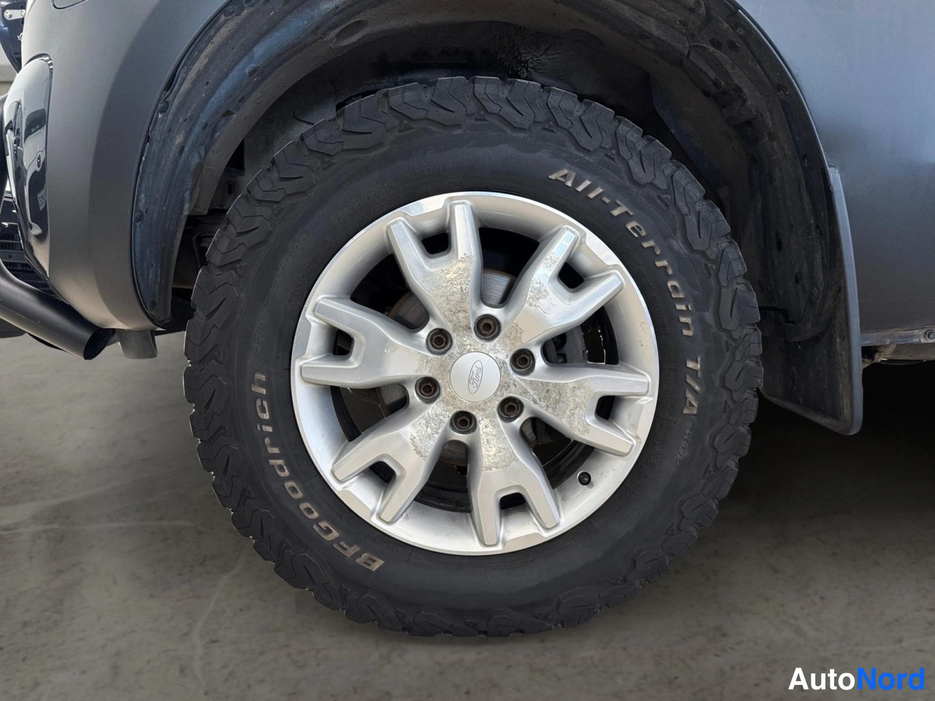 Yksityiskohta: Ford-pyörän alumiinivanne ja BFGoodrich All-Terrain T/A -rengas lähikuvassa