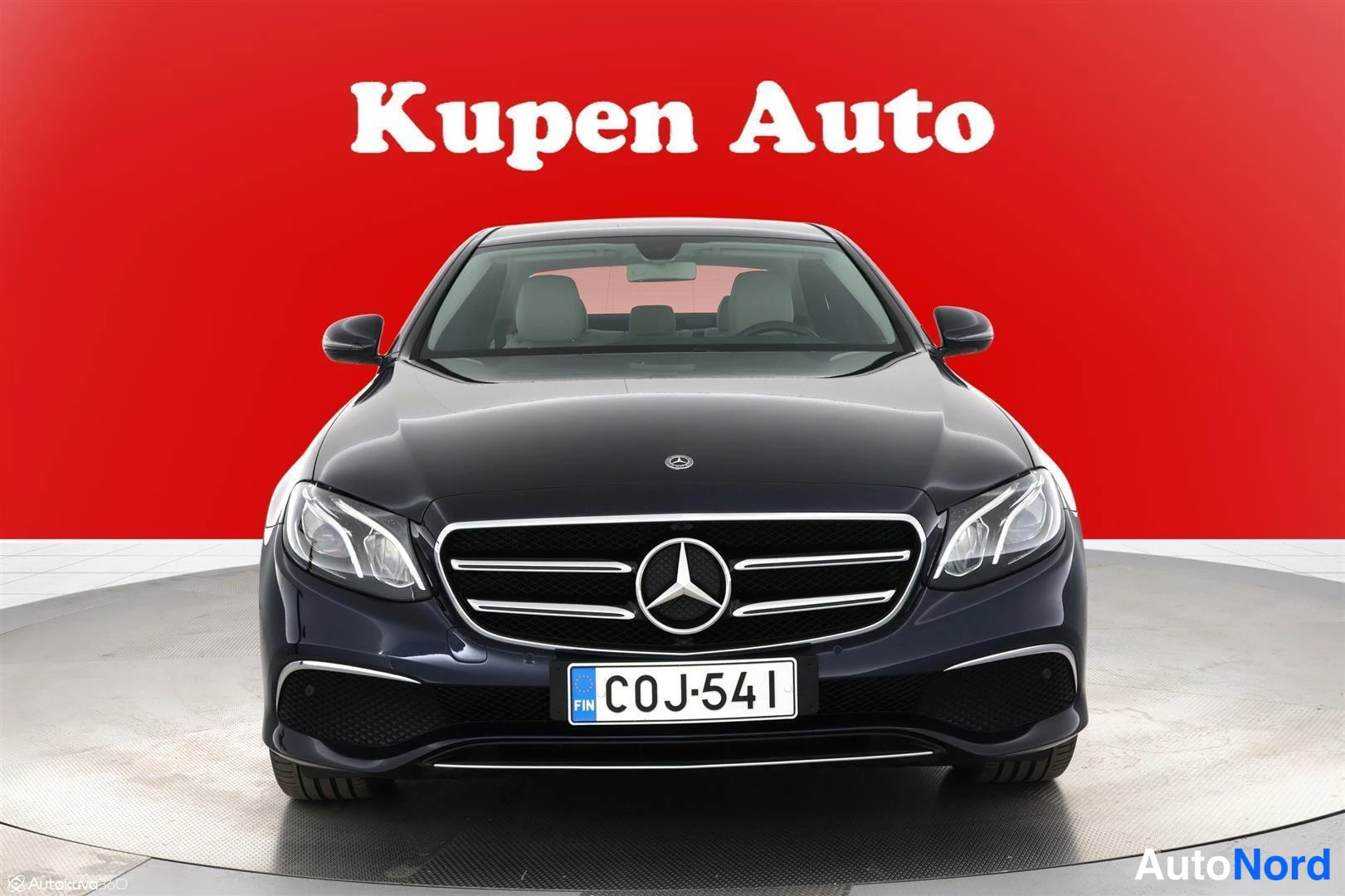 Edestä: Mercedes-Benz E-sedan keula suoraan edestä,tähti-koriste, rekisteritunnus