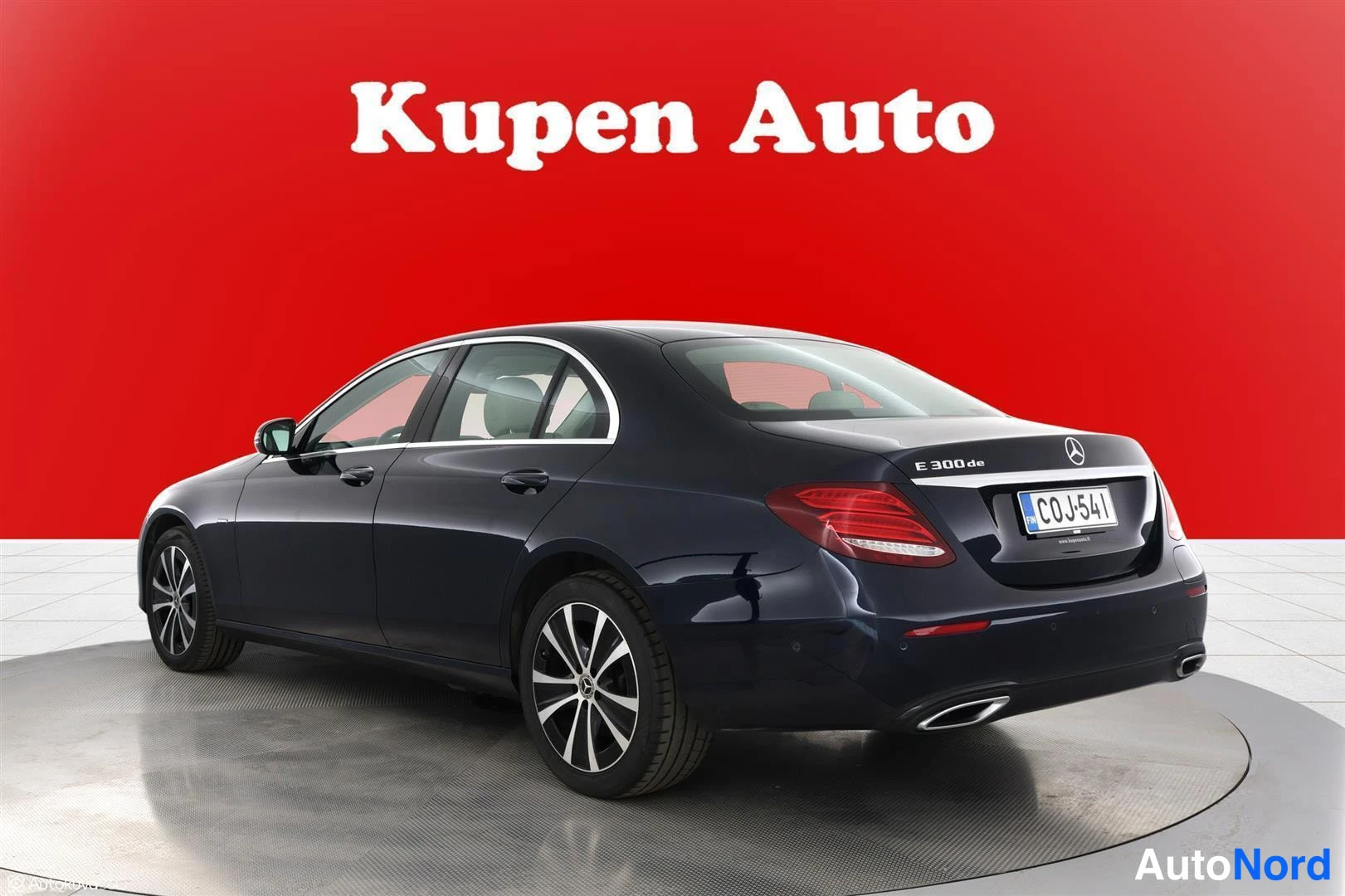 Takaviisto: Mercedes-Benz E-sedan takaosa ja oikea kylki takaviistosta, mallimerkintä E 300 de