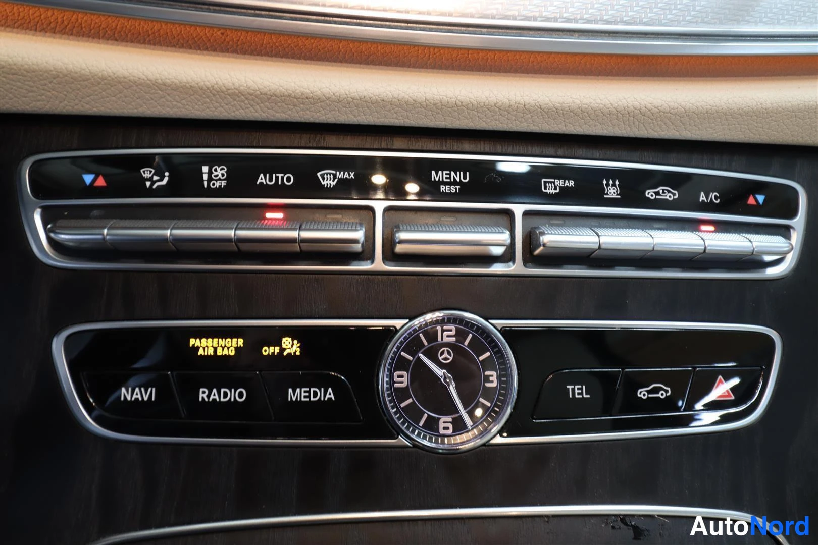 Ohjaamo: Mercedes-Benzin keskuskonsolin ilmastointi- ja äänentoistopaneeli AUTO- ja A/C-merkinöillä