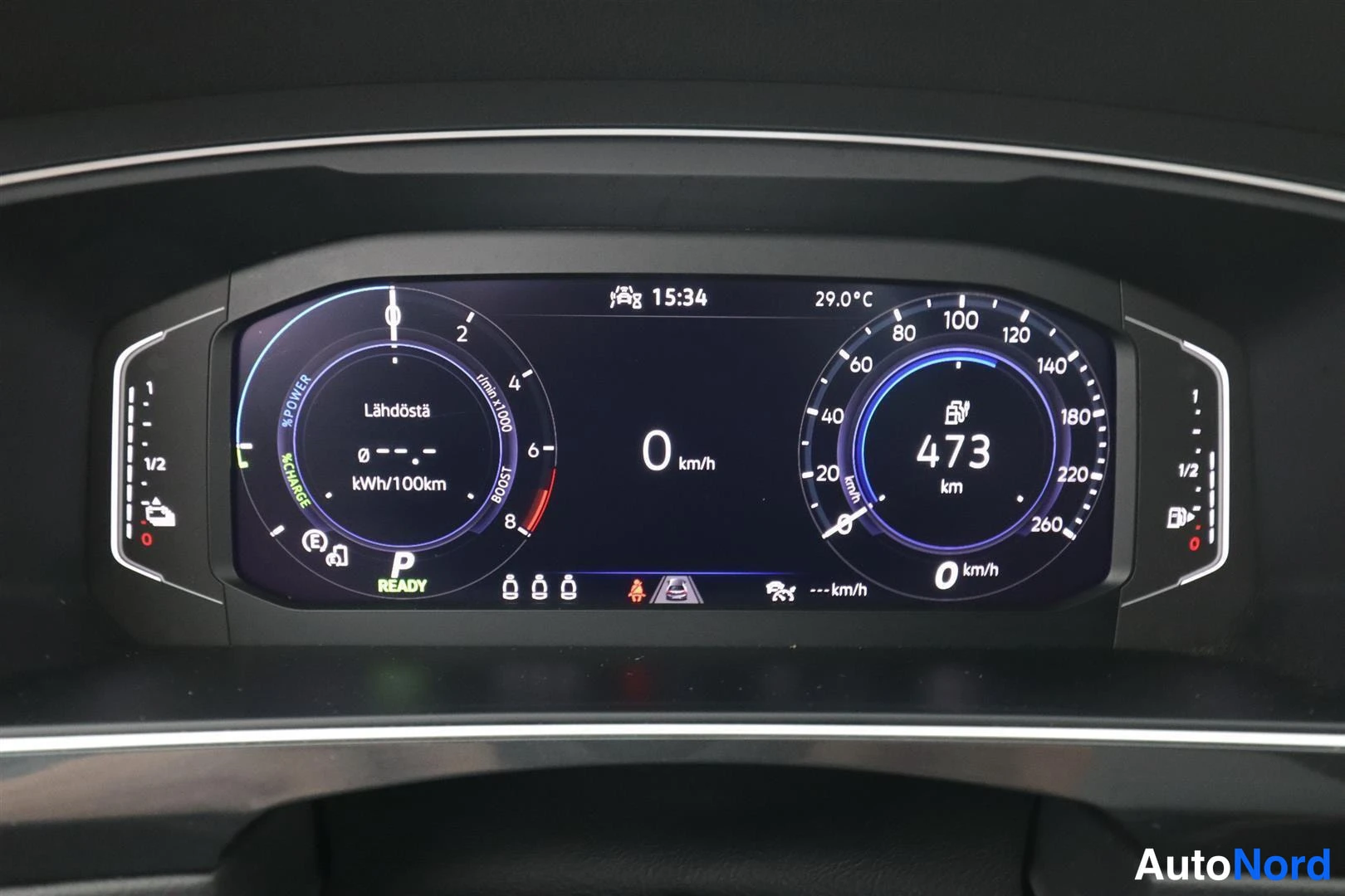 Muu: Digitaalinen mittaristo näyttää ladattavan hybridin tilan, valmiustilan ja toimintamatkan 473 km