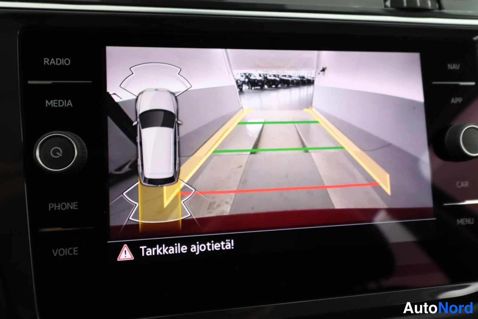 Ohjaamo: Infotainment-näyttö näyttää peruutuskameran kuvan ja pysäköintitunnustimen viivat