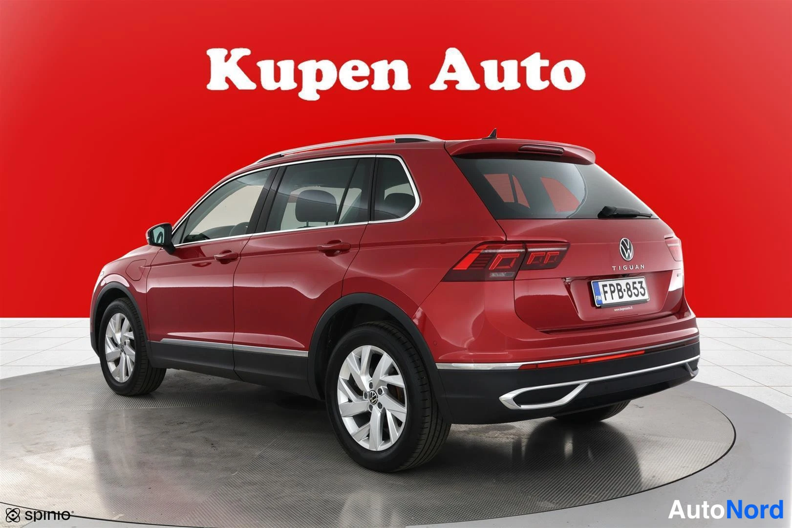 Takaviisto: Punaisen Volkswagen Tiguanin takakulma vasemmalta, TIGUAN-teksti ja rekisterikilpi.
