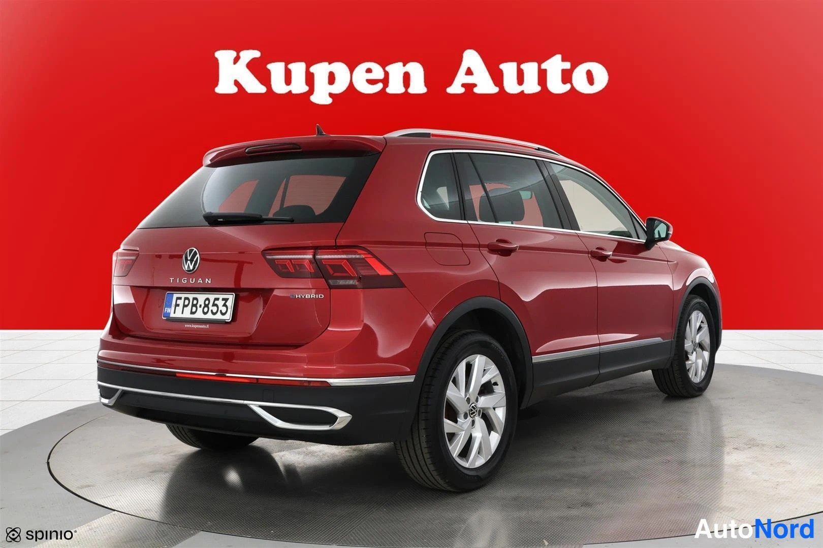 Takaviisto: Volkswagen Tiguan takaa ja oikealta sivulta, tummanpunainen korimalli