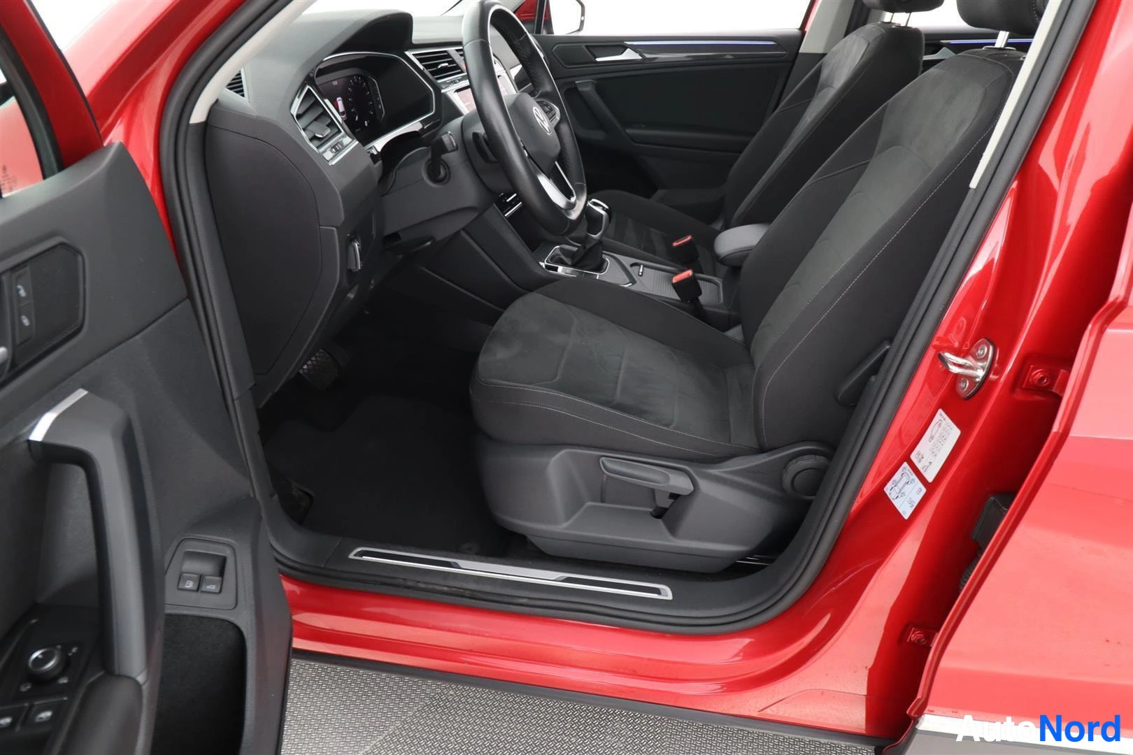 Etuistuimet: Volkswagen Tiguanin etupenkit ja kojelauta kuljettajan ovesta katsottuna