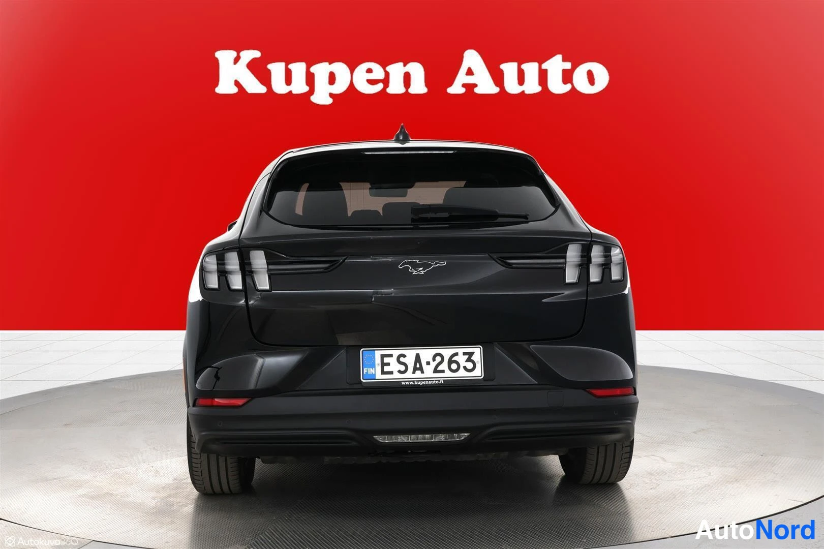 Takaa: Musta Ford Mustang Mach-E suoraan takaa kuvattuna, rekisteritunnus.