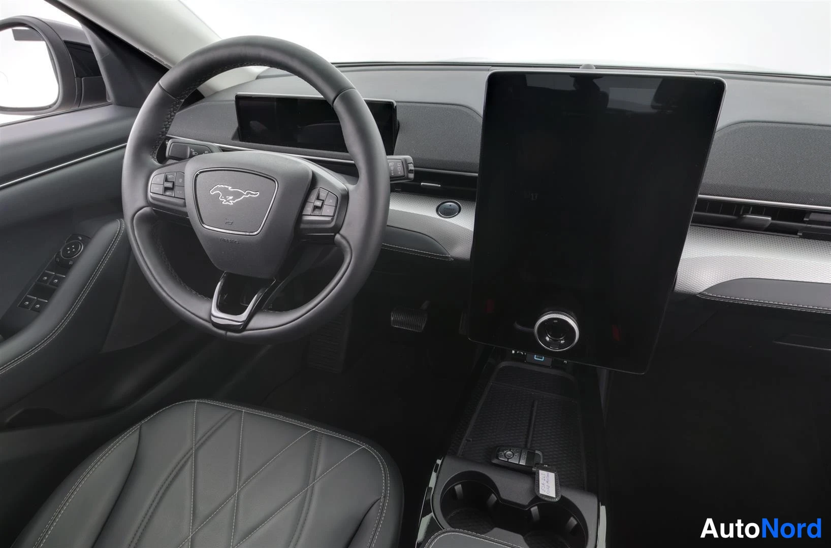Etuistuimet: Ohjaamon lähikuva: ratin Ford Mustang -logo, digitaalinen mittaristo ja iso keskinäyttö