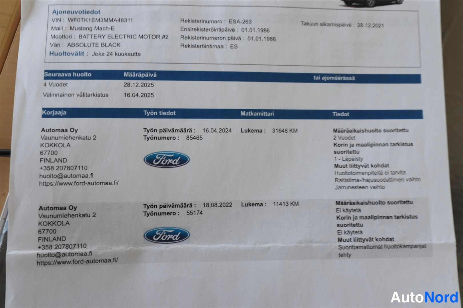 Asiakirja: Suomalainen huoltokirja, jossa Ford Mustang Mach-E:n ajoneuvotiedot ja kaksi huoltoa