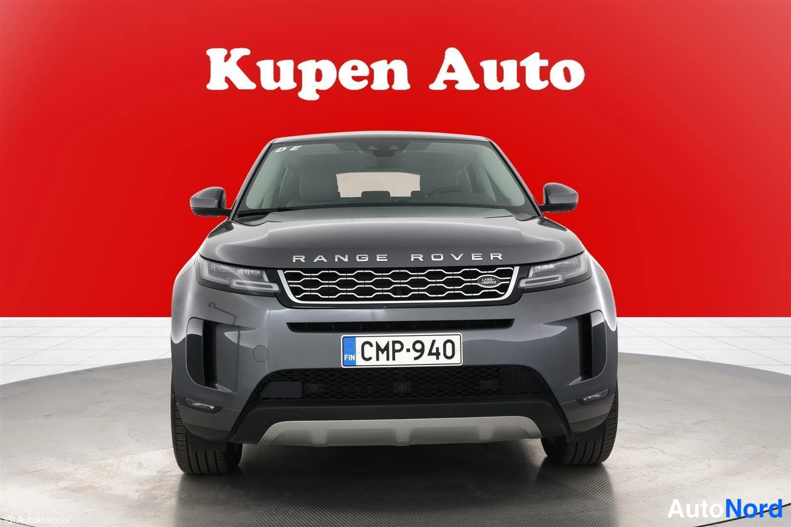 Edestä: Harmaan Range Rover Evoquen etupää suoraan edestä, rekisteri