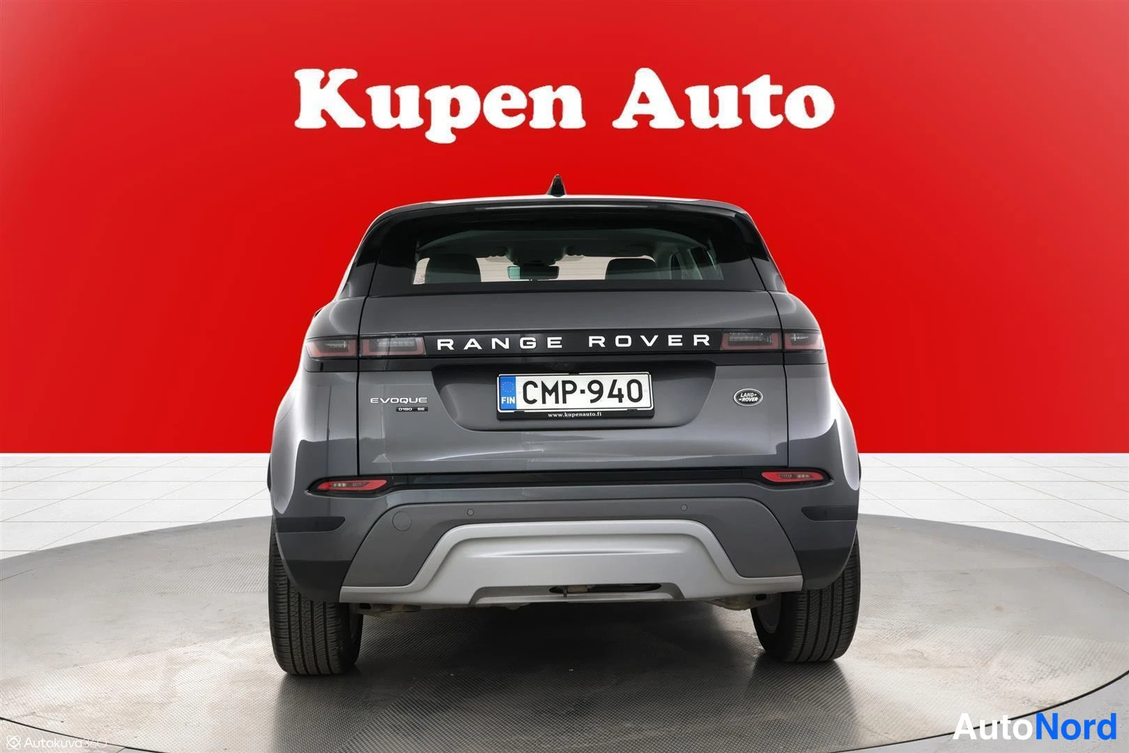 Takaa: Land Rover Range Rover Evoque suoraan takaa, RANGE ROVER -teksti ja rekisterikilpi punaisella taustalla