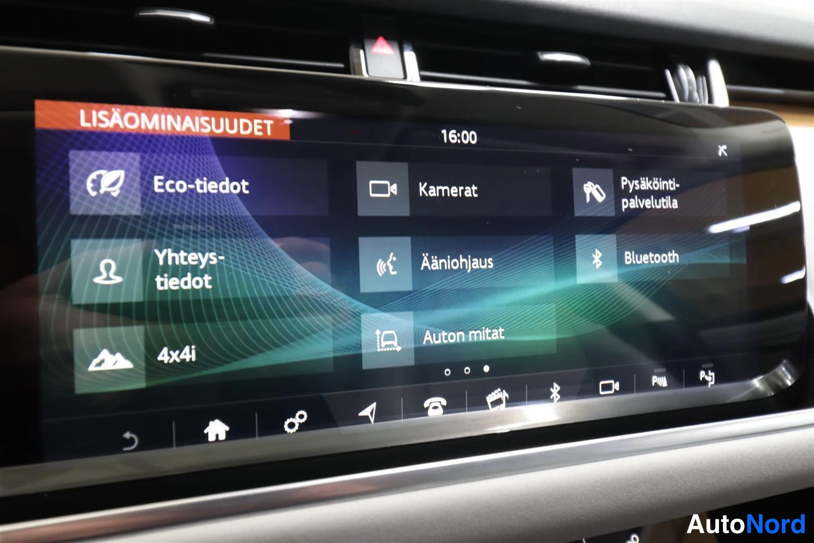 Yksityiskohta: Keskinäytön LISÄOMINAISUUDET-valikko: Eco-tiedot, Kamerat, Bluetooth, 4x4i