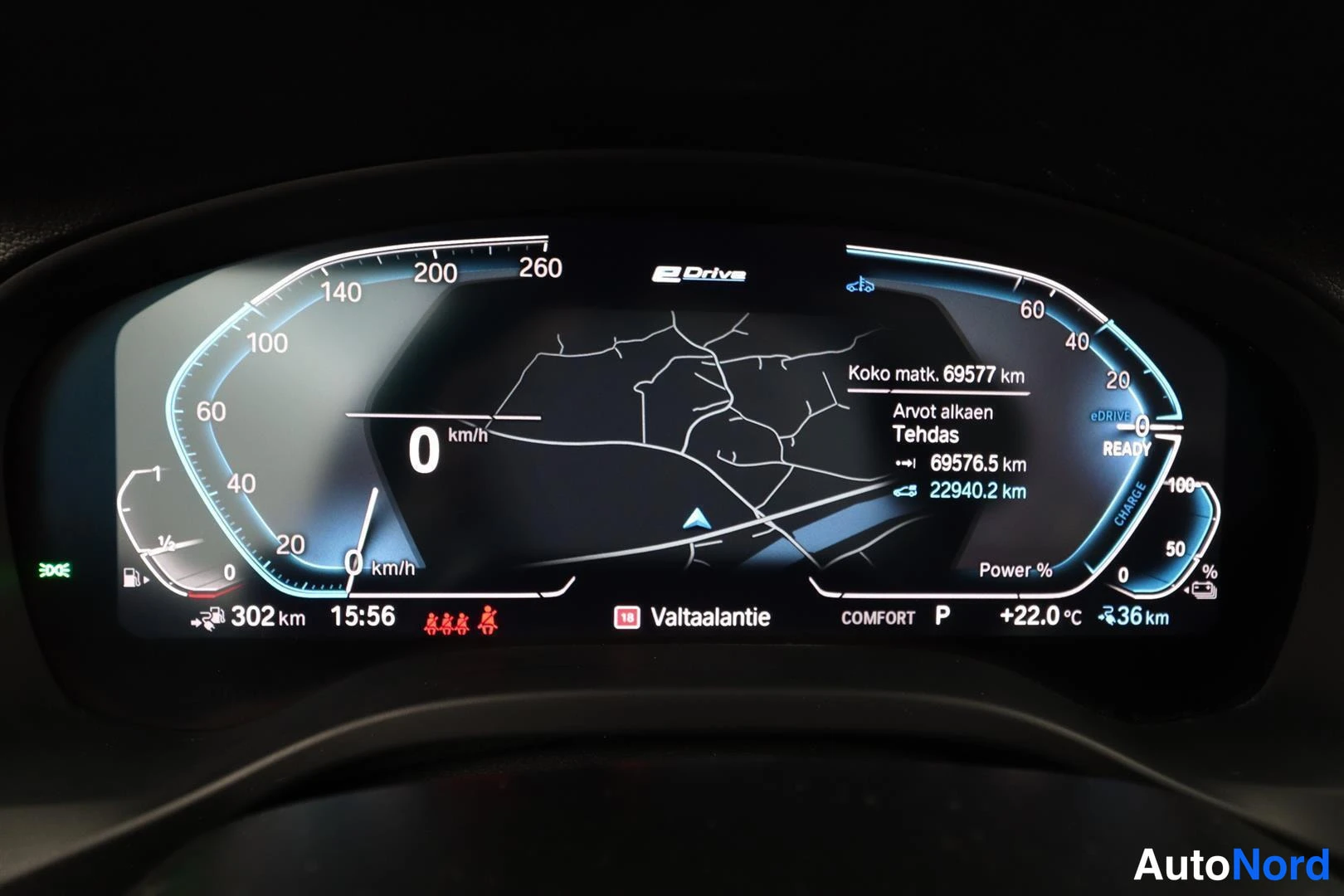 Yksityiskohta: Digitaalinen mittaristo näyttää kokonaismatkan 69577 km, nollatilanteen, eDrive-tilan ja COMFORT-ajotilan.
