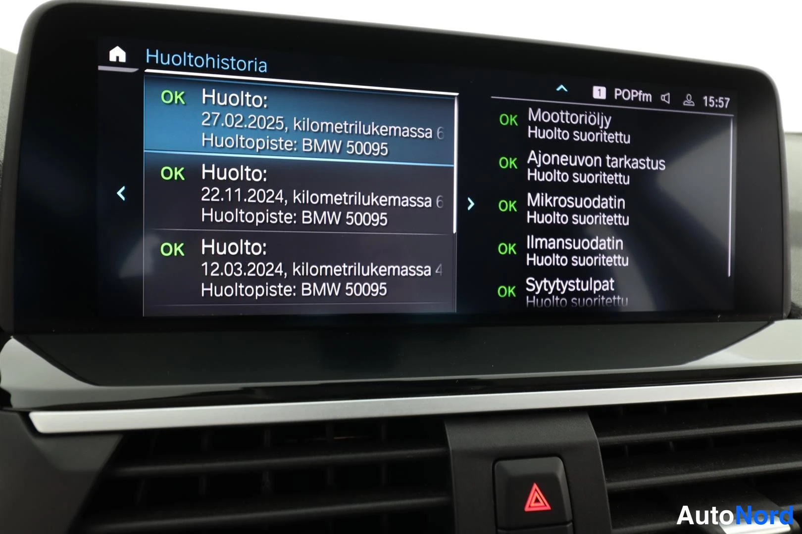 Muu: Infotainment-näyttö näyttää huoltohistorian, huollot 2024–2025 BMW 50095:llä.