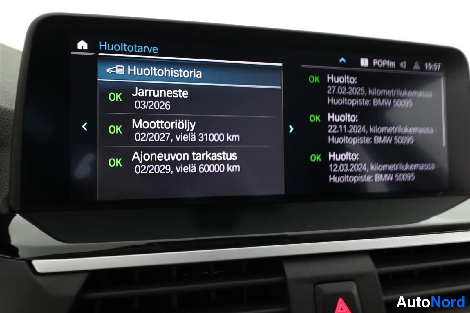 Muu: Infotainment-näyttö näyttää huoltotarpeen: jarruneste 03/2026, moottoriöljy 02/2027, ajoneuvon tarkastus 02/2029.